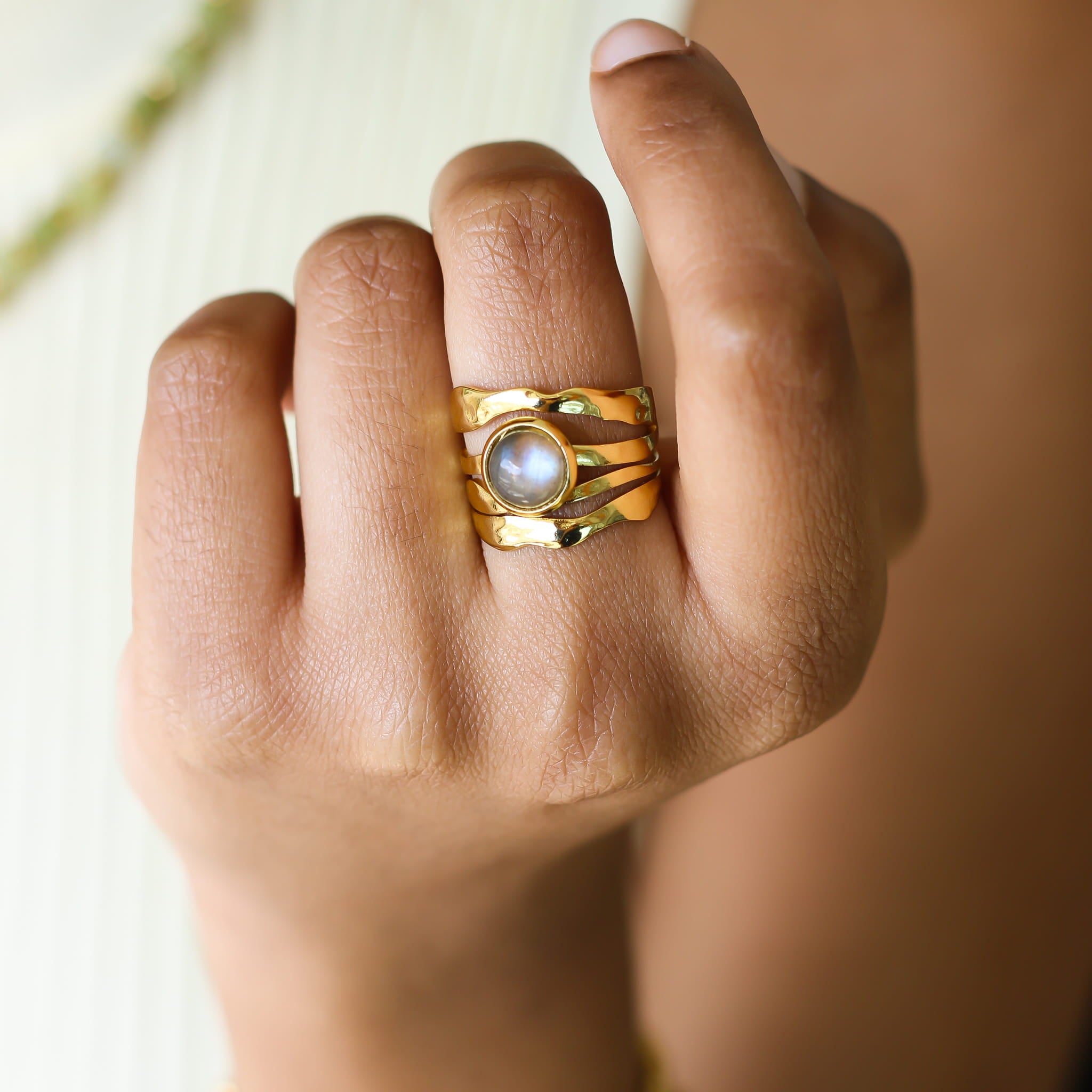 Bague vague martelée Labradorite, vue rapprochée, bijou femme pierres naturelles Mahny.