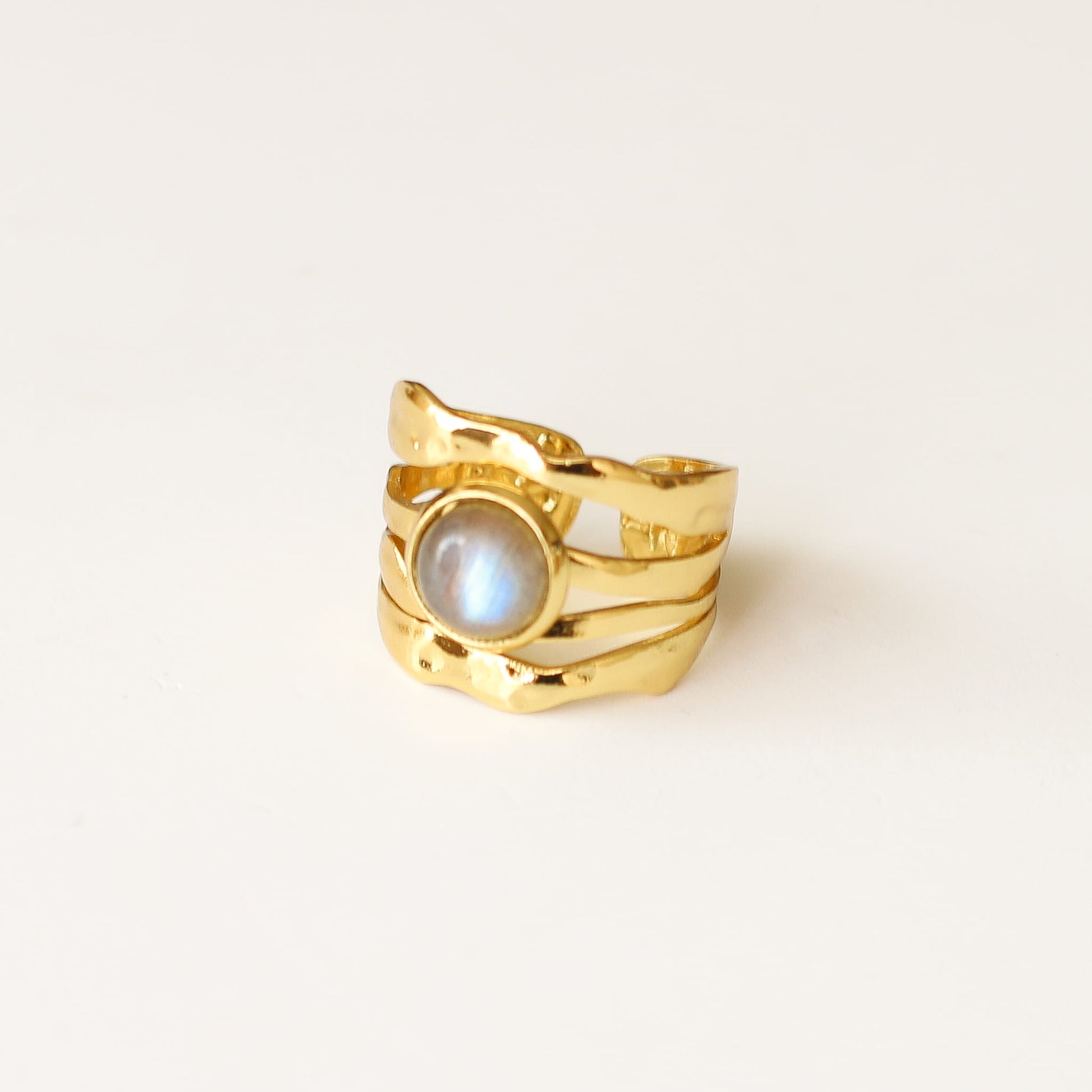 Bague vague martelée Labradorite, pierre véritable, signé Mahny.