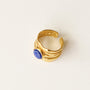 Bague vague martelée Lapis Lazuli, vue à plat, création Mahny bijoux pierres semi-précieuses.