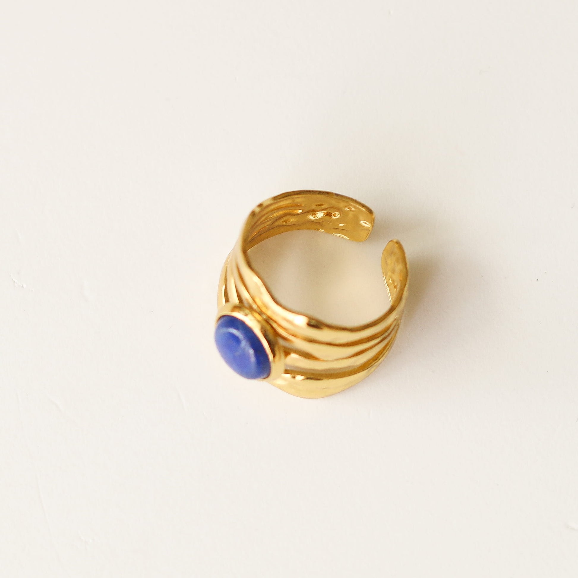 Bague vague martelée Lapis Lazuli, vue à plat, création Mahny bijoux pierres semi-précieuses.