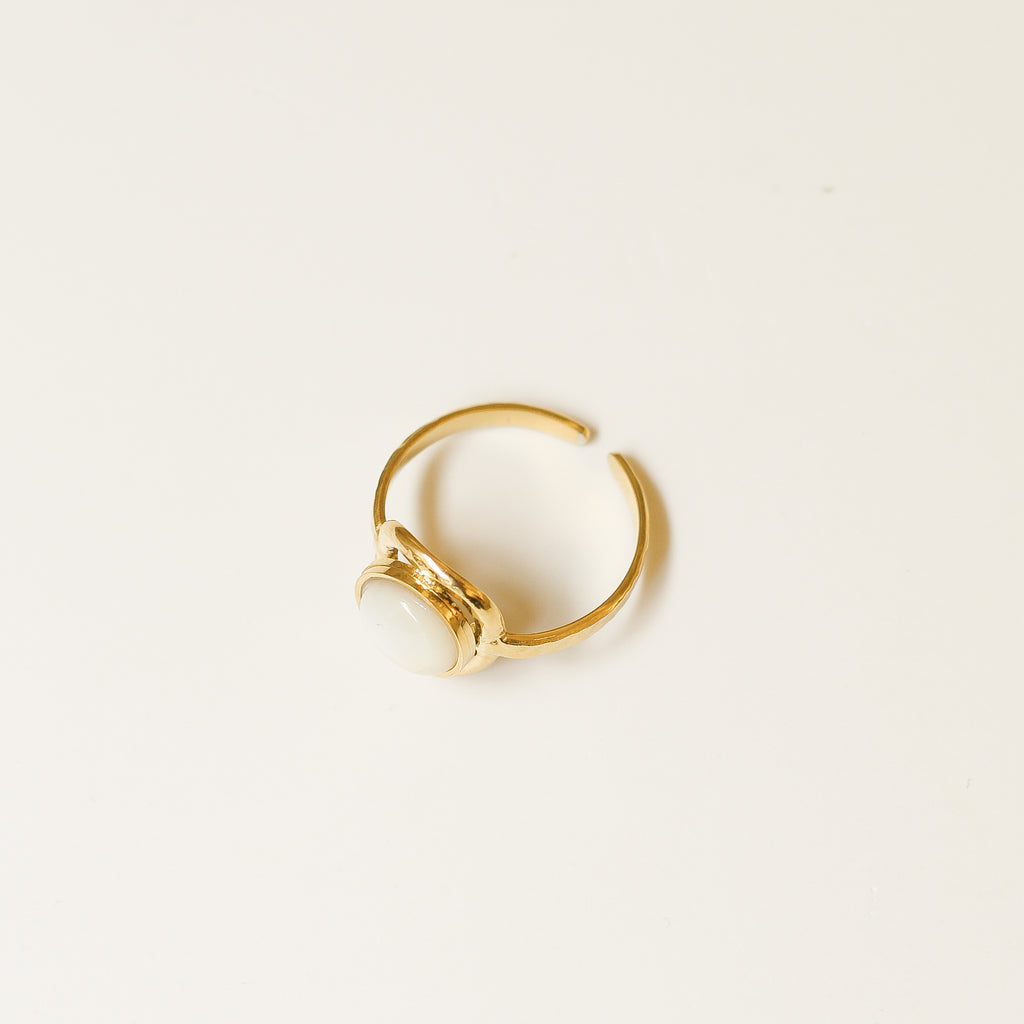 bague nacre blanc martelé tendance moderne