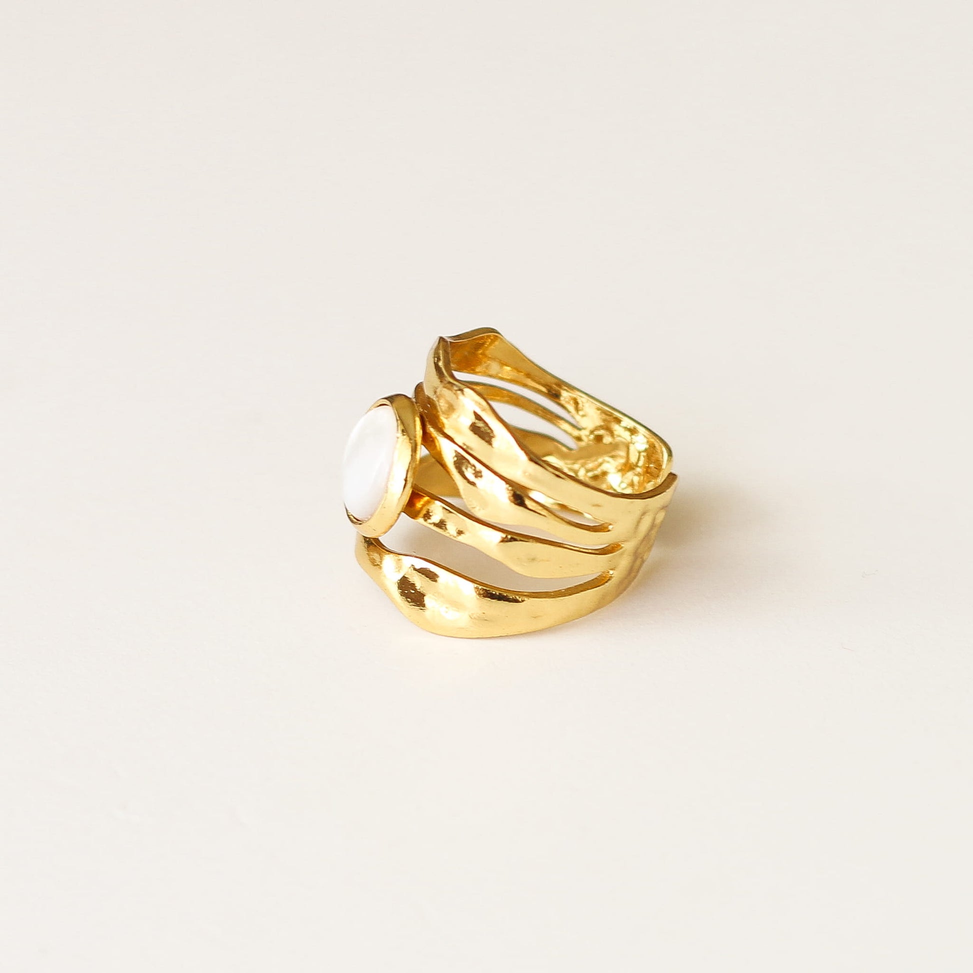 Bague vague martelée Nacre, détail des pierres, Mahny bijoux pierre fine.