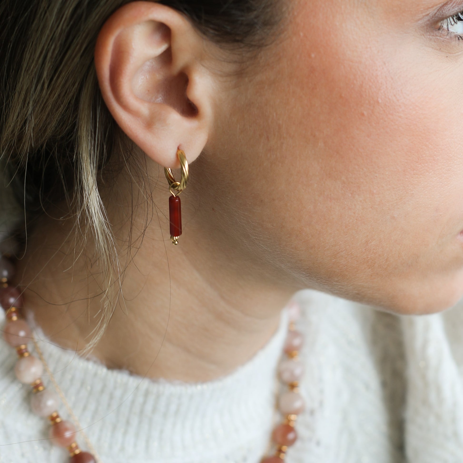 boucles d'oreilles dorées avec une pierre naturelle d'Agate rouge