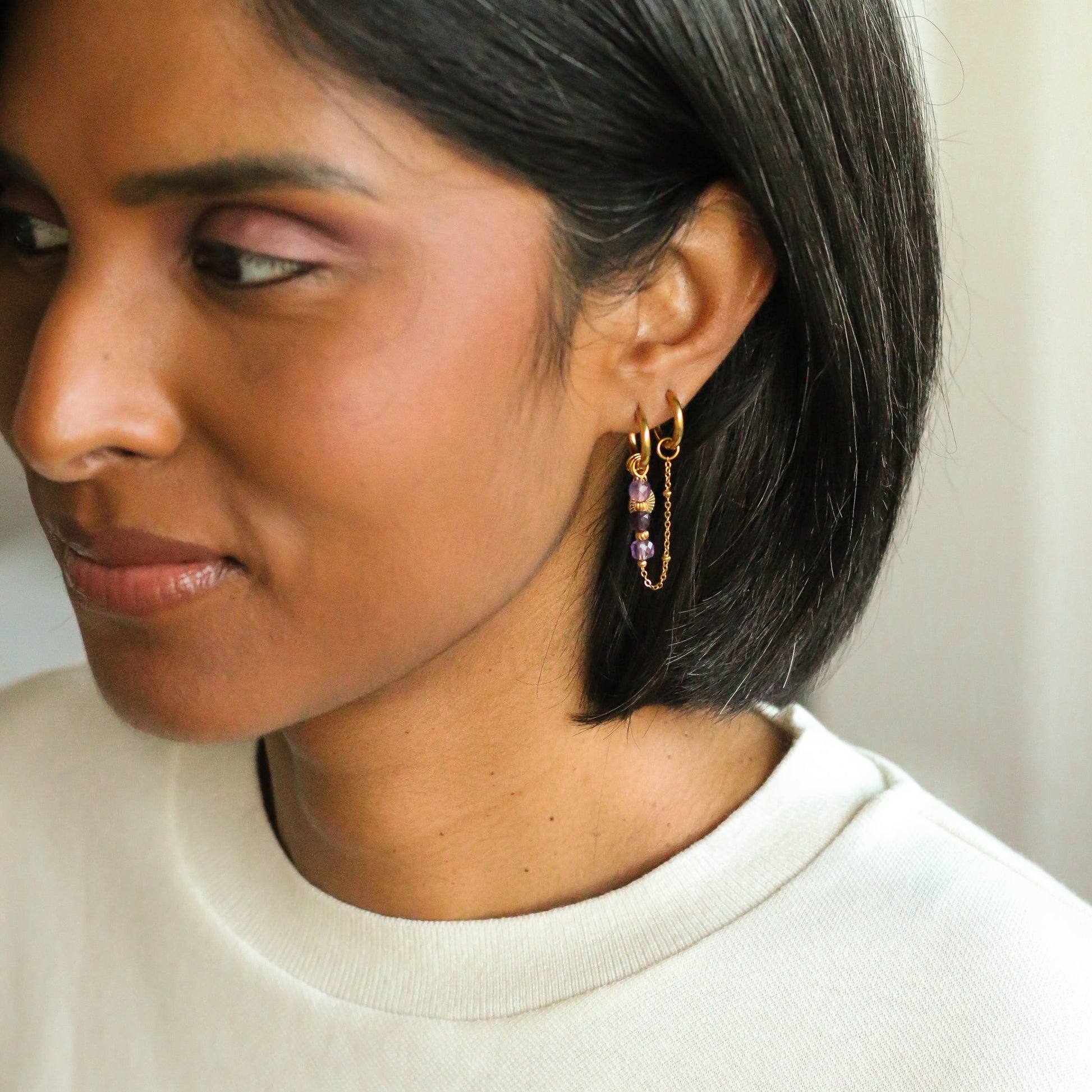 duo de boucles d'oreilles dorées avec de l'Améthyste