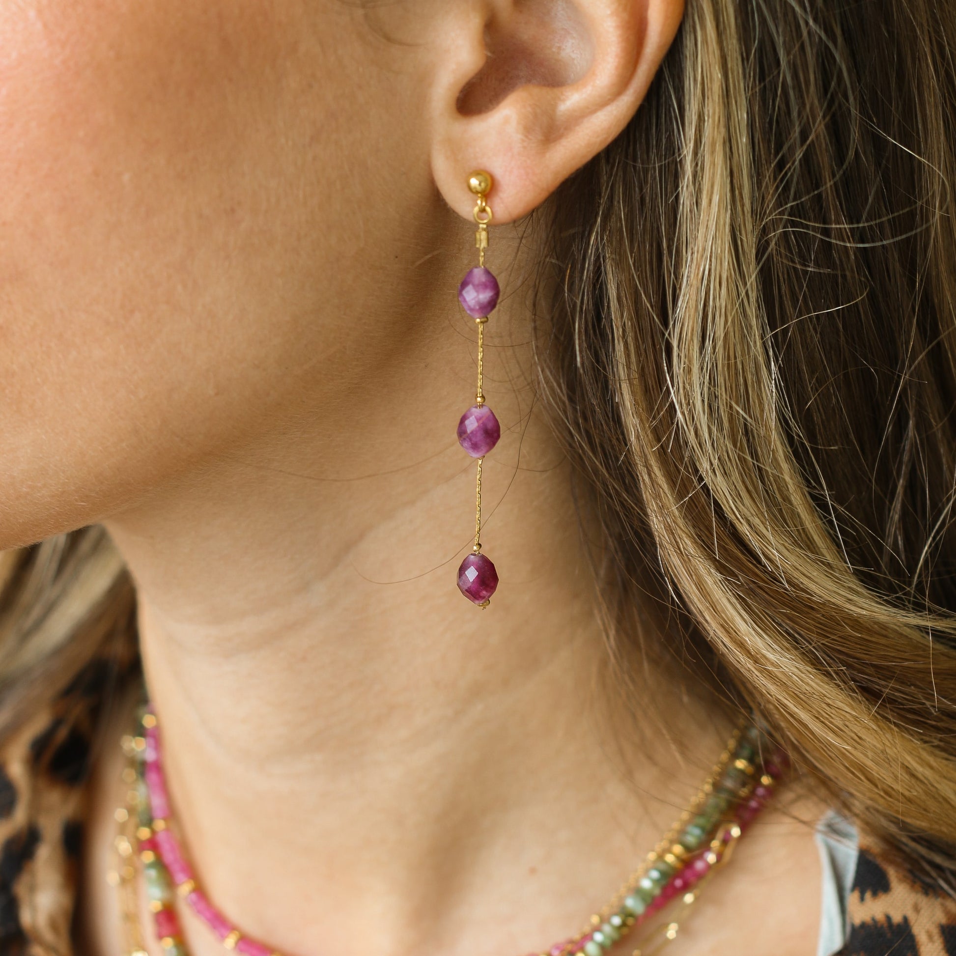 Boucles gouttes Aragonite Framboise sur une chaine dorée