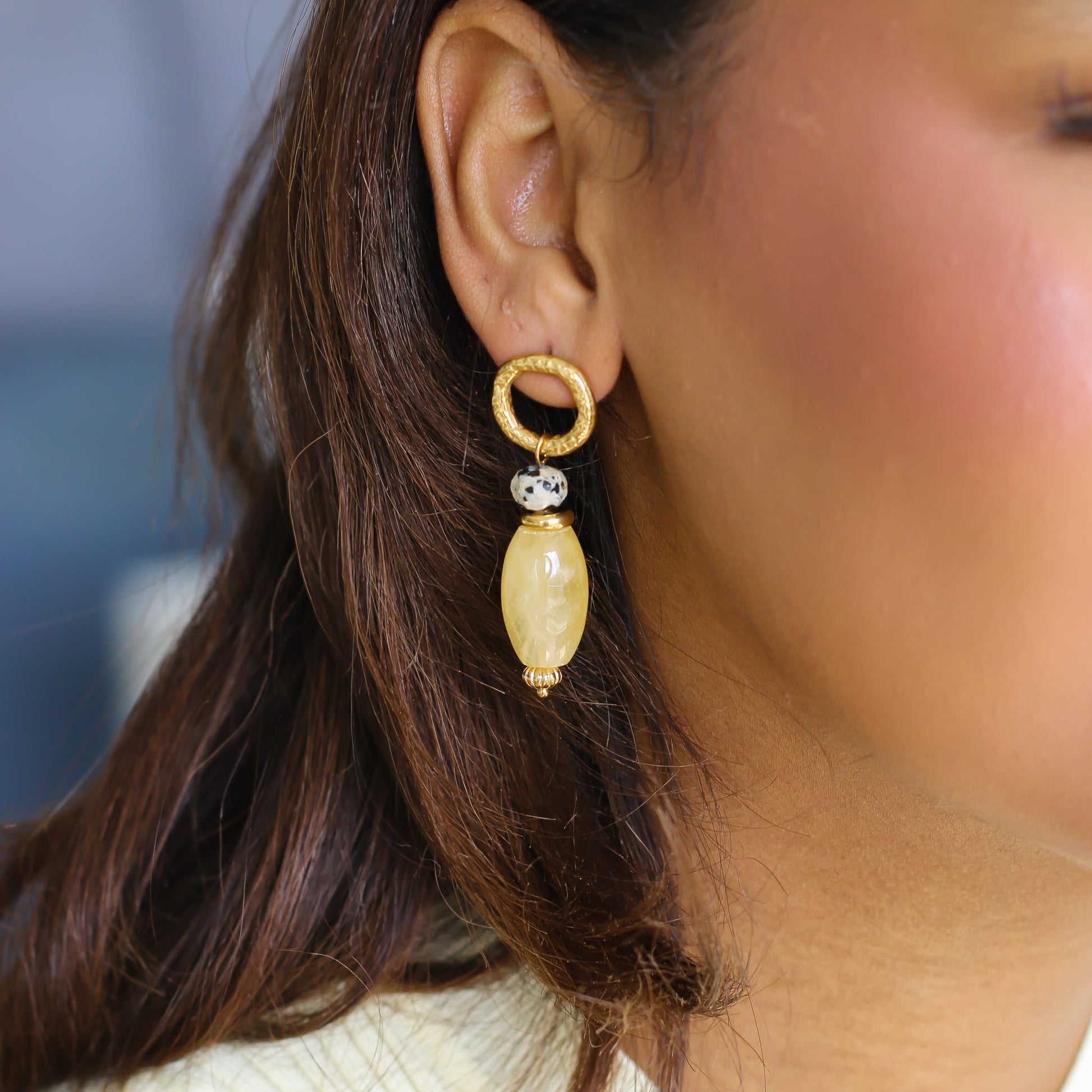 EDITION LIMITEE Boucles Calcite Jaune et Jaspe Dalmatien, vue à plat, Mahny bijoux pierres naturelles.