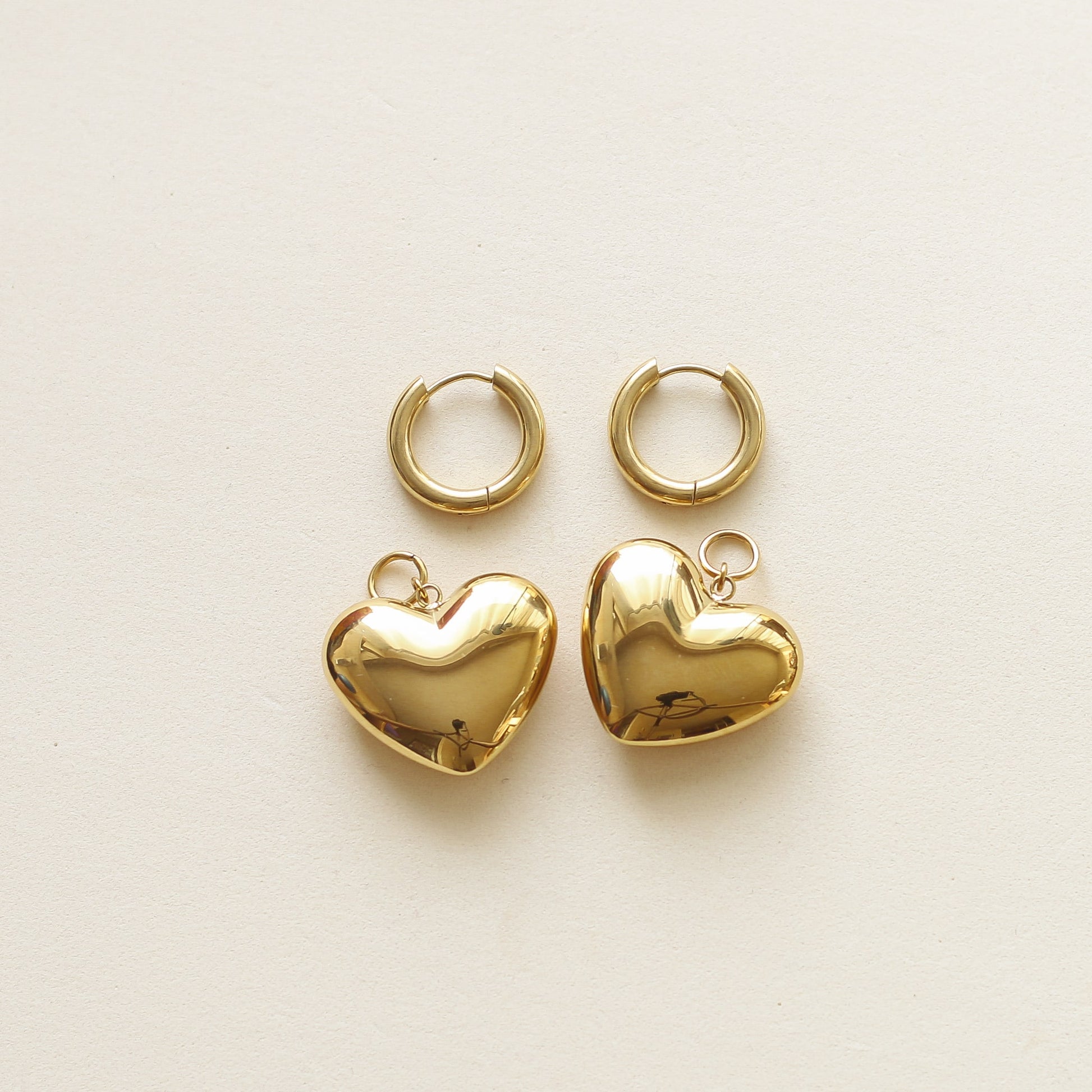 Anneaux avec des coeurs dorés en acier inoxydable
