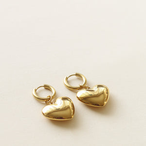 boucles d'oreilles dorées avec coeur assemblé à la main