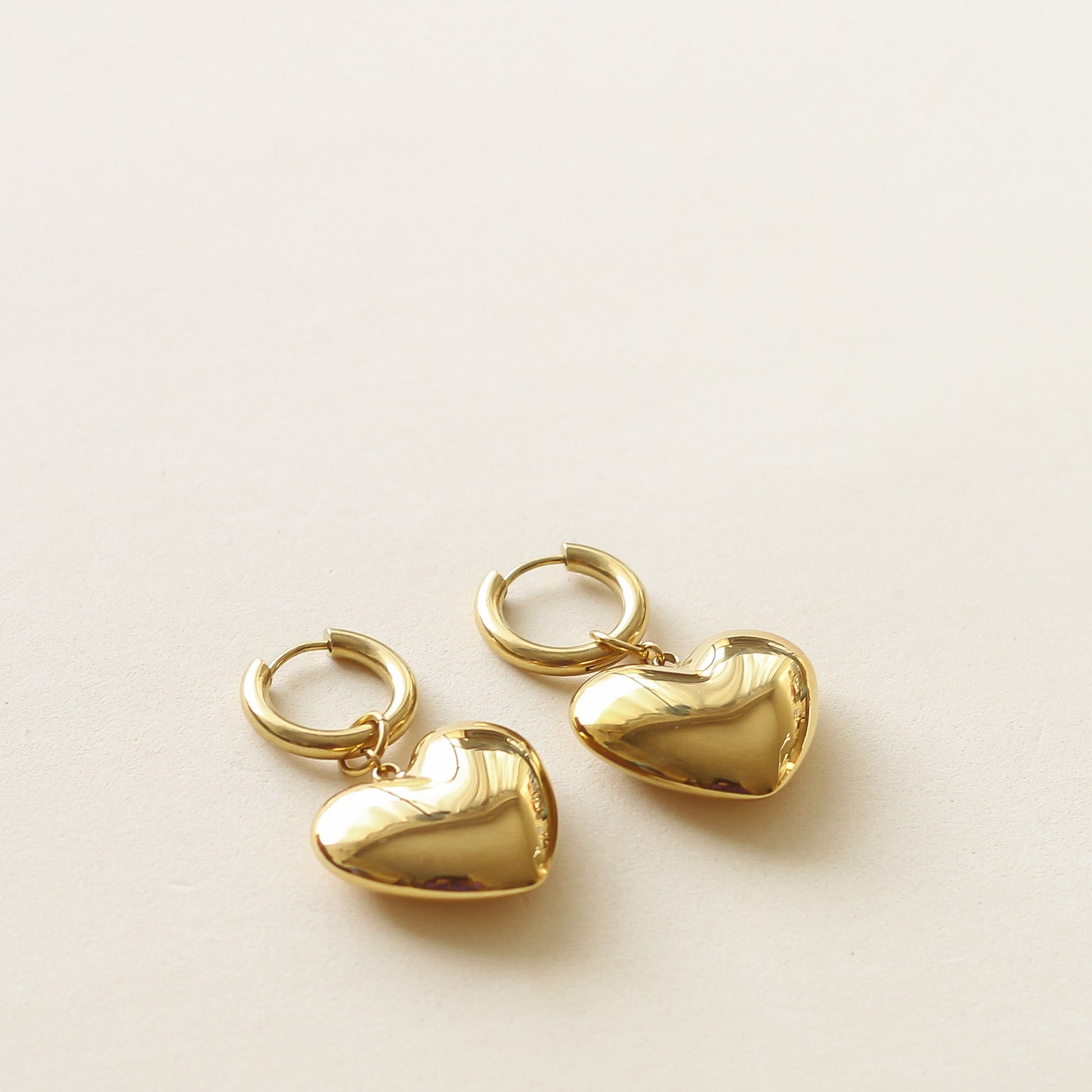 boucles d'oreilles dorées avec coeur assemblé à la main