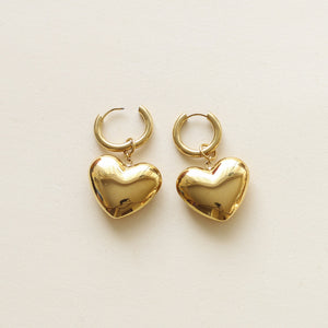 le cadeau d'anniversaire des gros coeurs sur créoles dorées