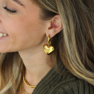 offrez le cadeau idéal des boucles dorées avec un gros coeur 