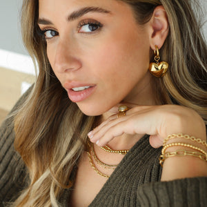 Anneau avec un gros coeur monté la main à Paris