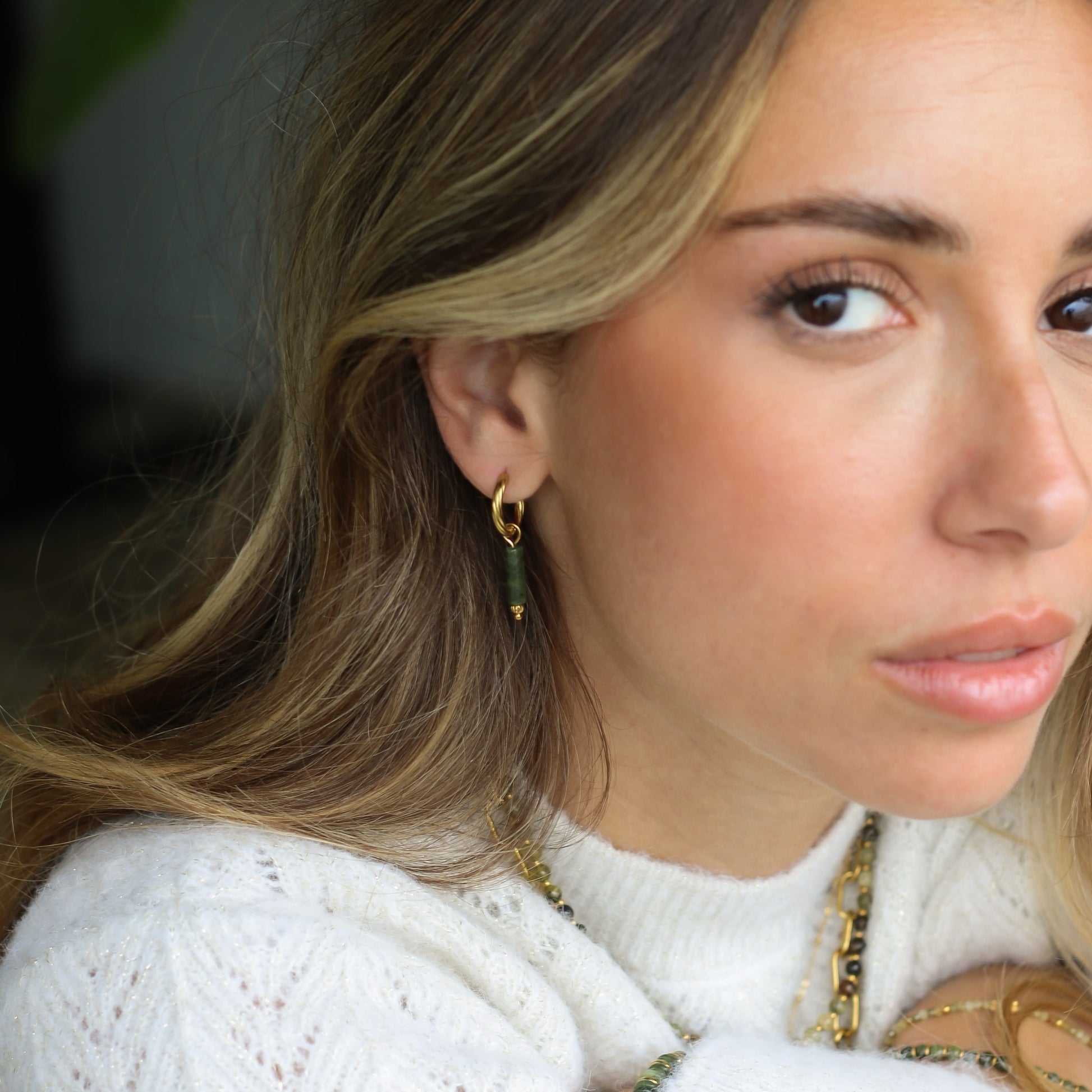 boucles assemblées à la main avec une pierre de Jade olive 