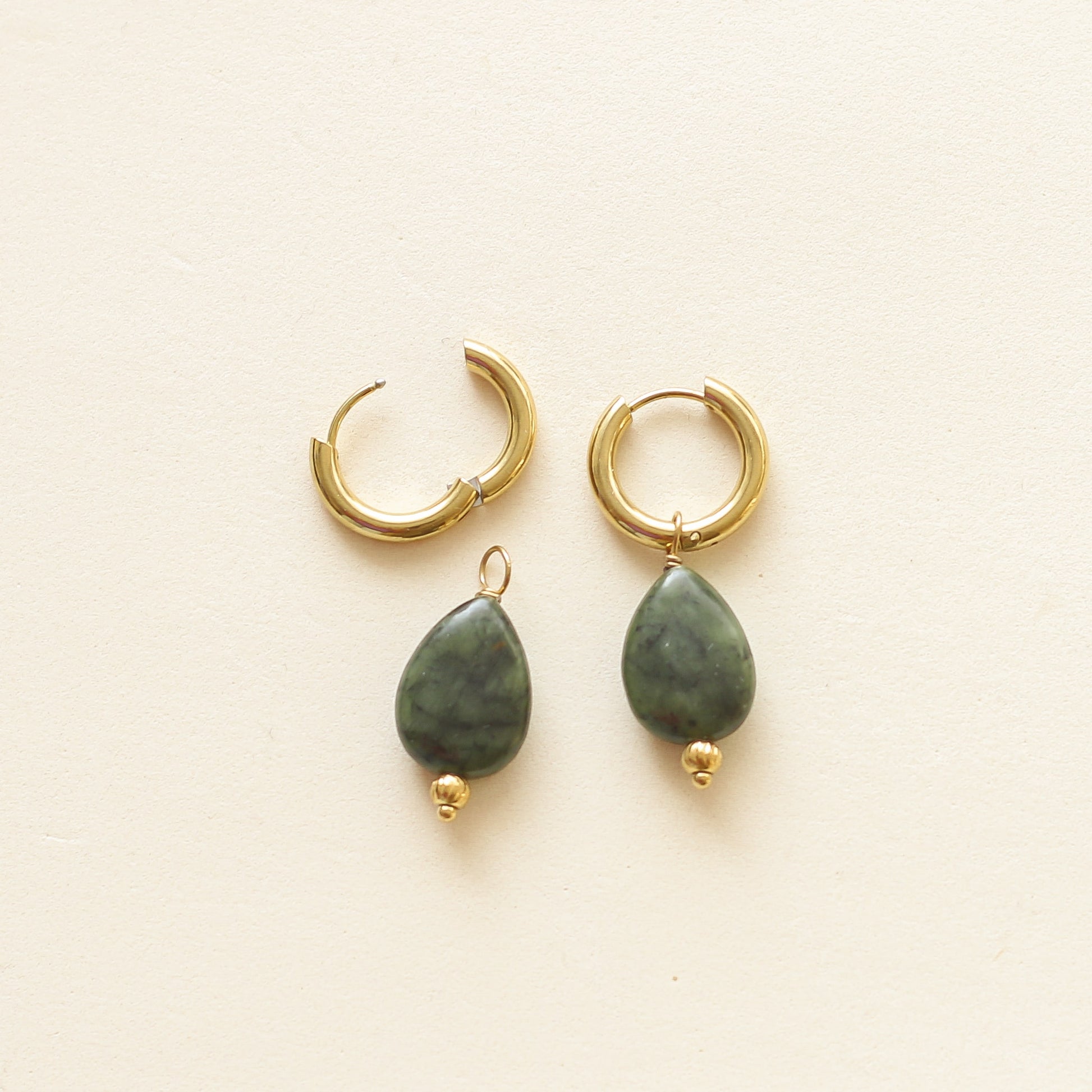 boucles d'oreilles créoles en acier inoxydable et pierre naturelle verte