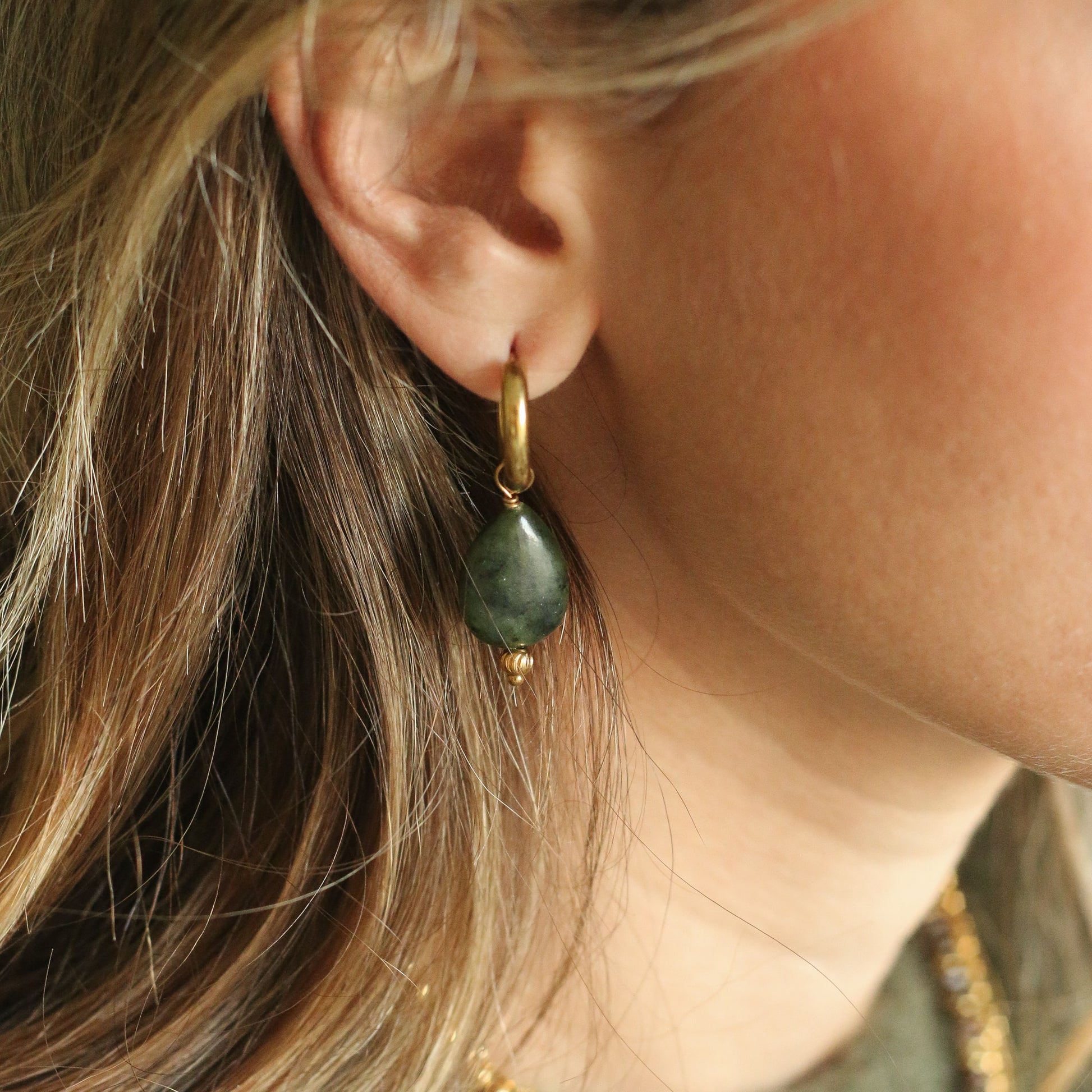 créoles en Jade olive montées à la main à Paris 