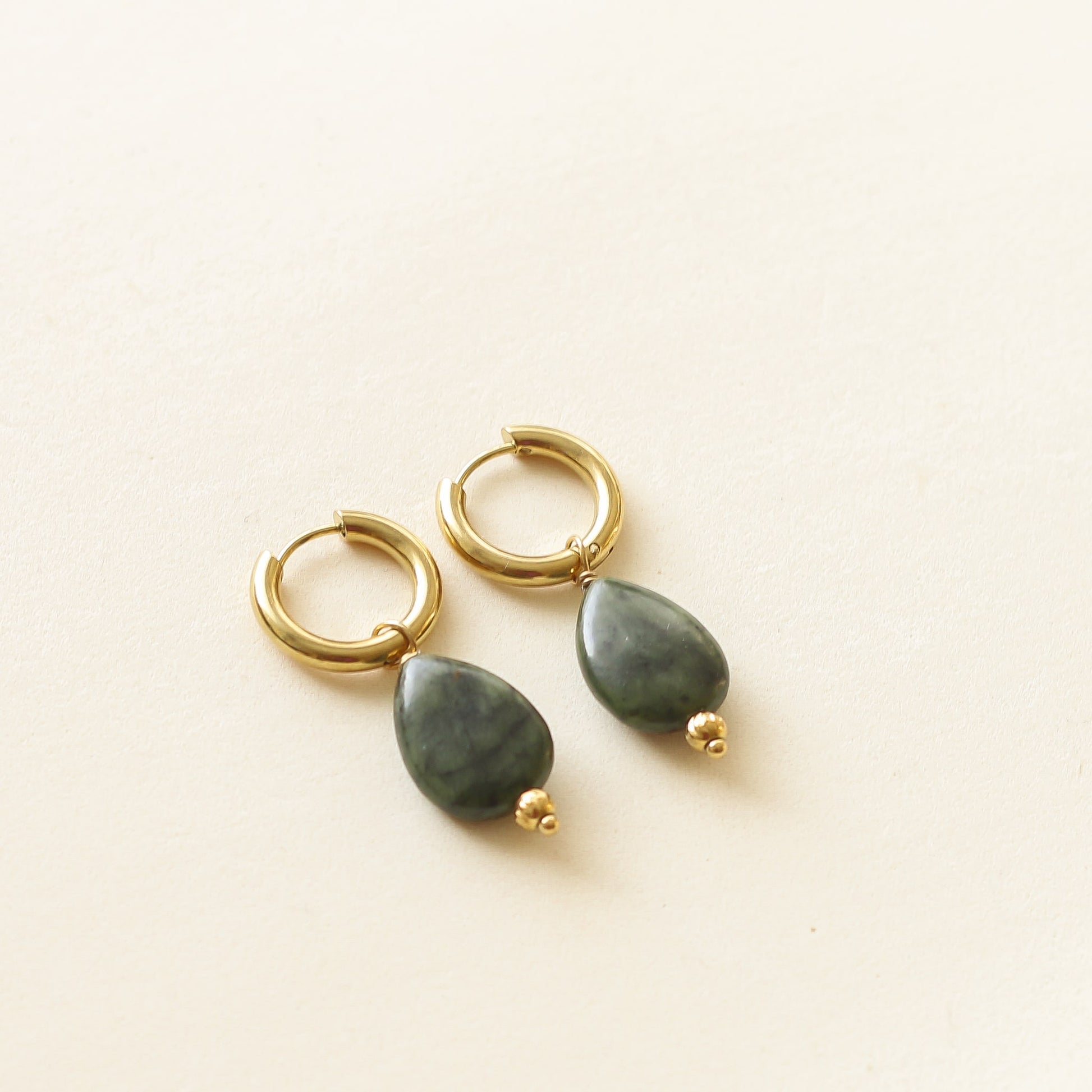 boucles d'oreilles en pierre naturelle verte sur créoles dorées faites mains