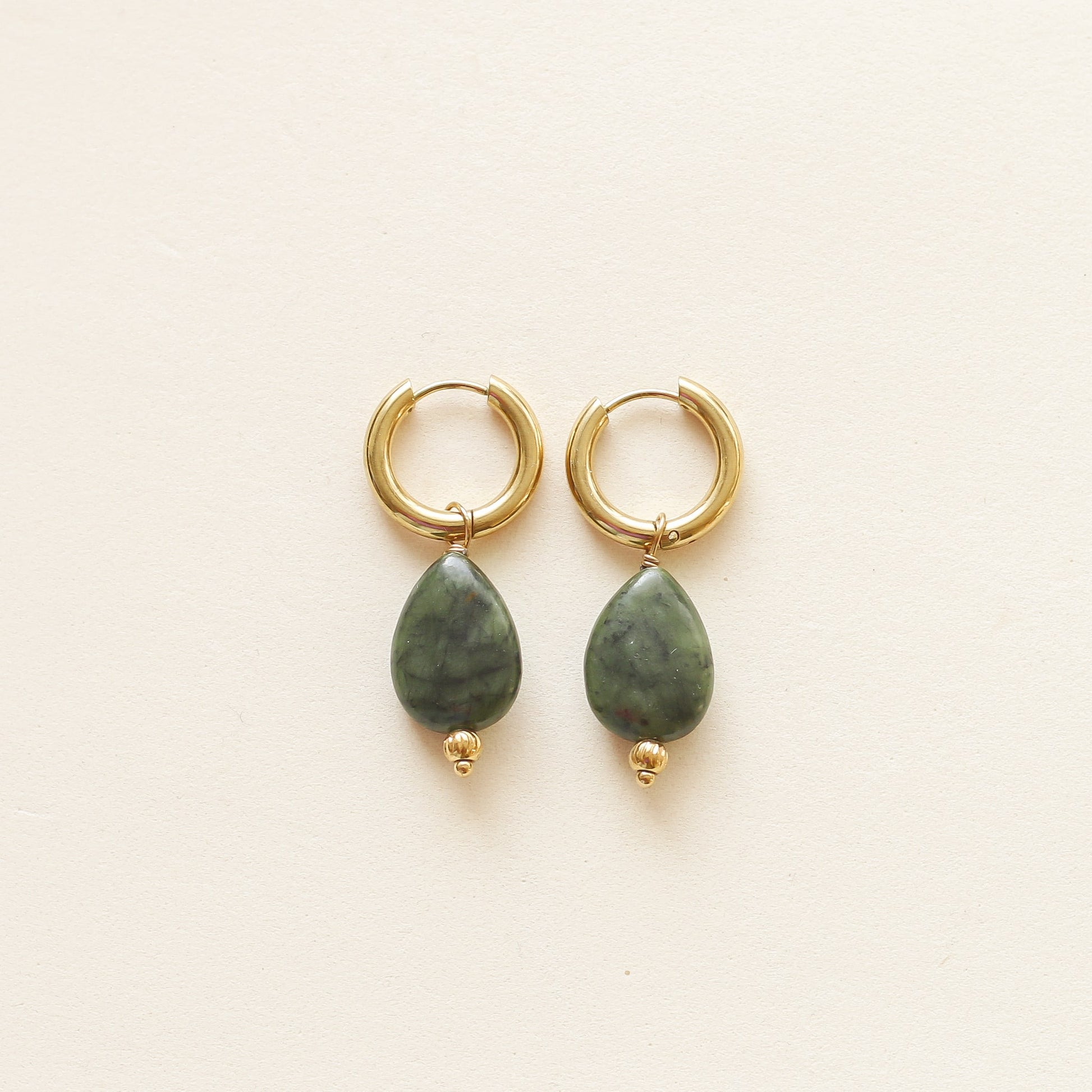 Anneaux en Jade Olive goutte sur créoles dorées 