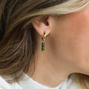boucles d'oreilles créoles dorées et Jade olive verte