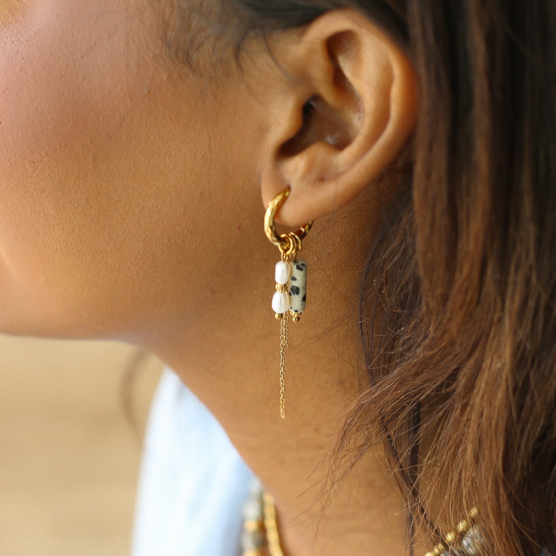 Boucles anneaux Jaspe Dalmatien et Perle d'eau douce, vue rapprochée, Mahny bijoux pierres naturelles.