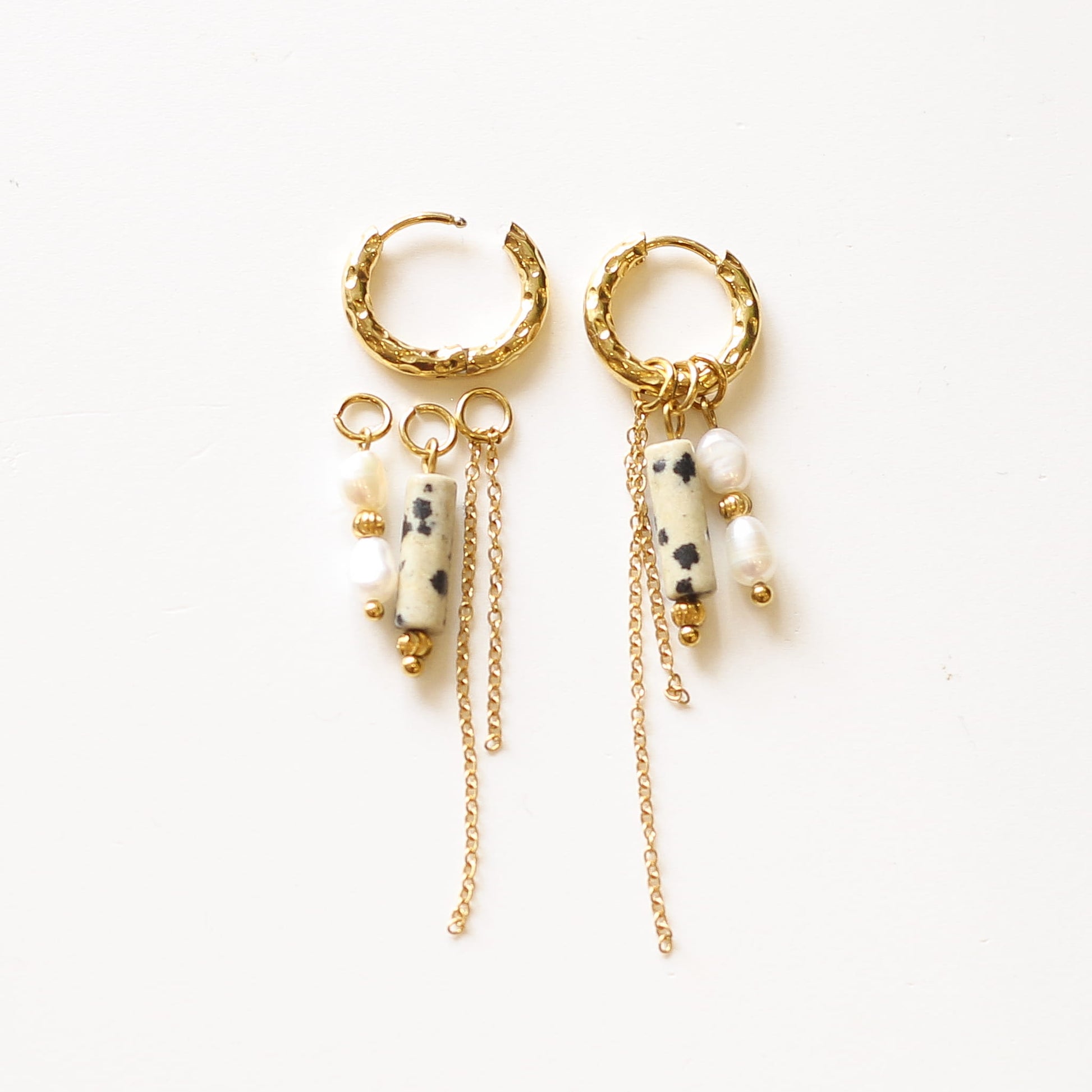 Boucles anneaux Jaspe Dalmatien et Perle d'eau douce, gros plan sur la pierre, bijou femme pierres naturelles Mahny.