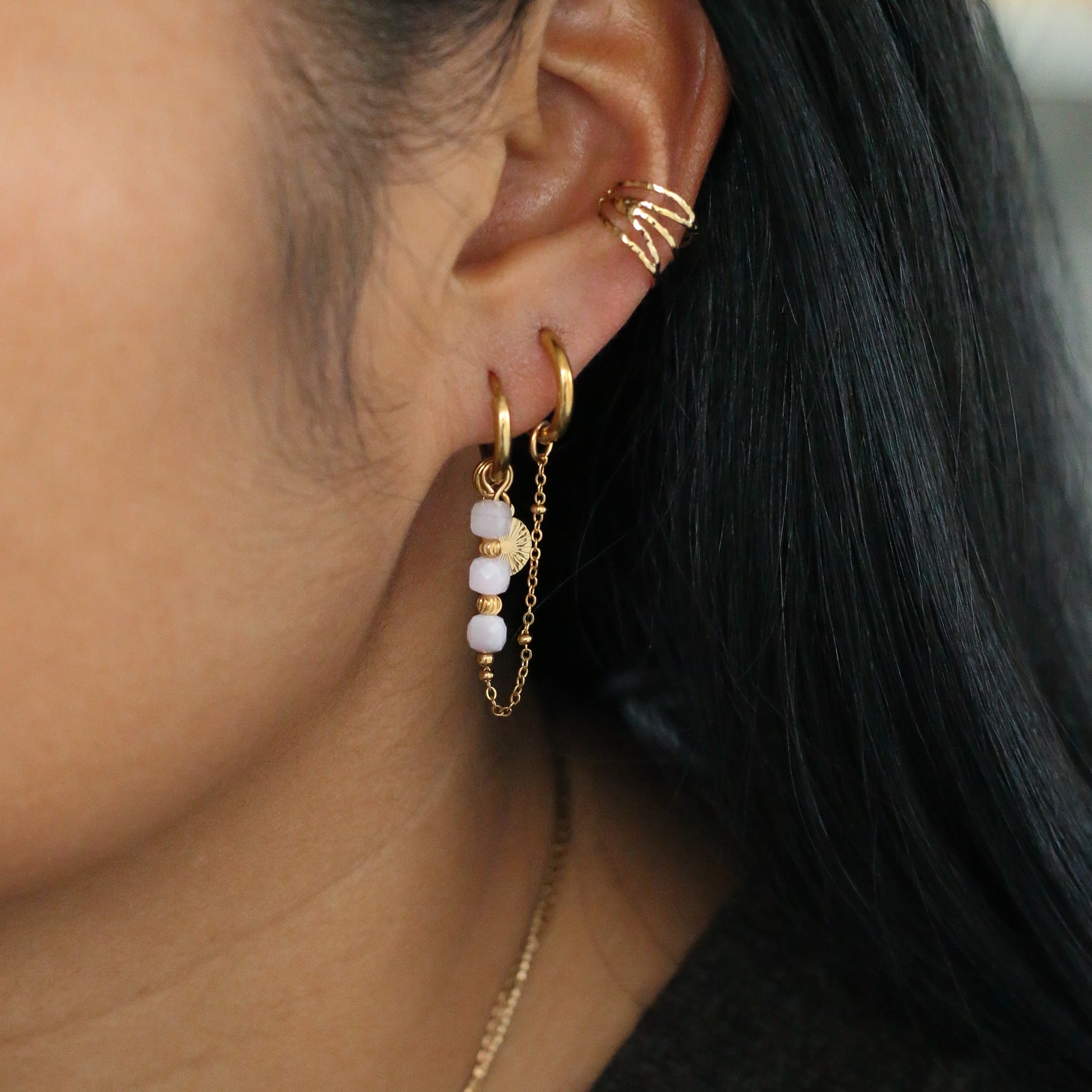 boucles d'oreilles dorées avec des perles de Kunzite 