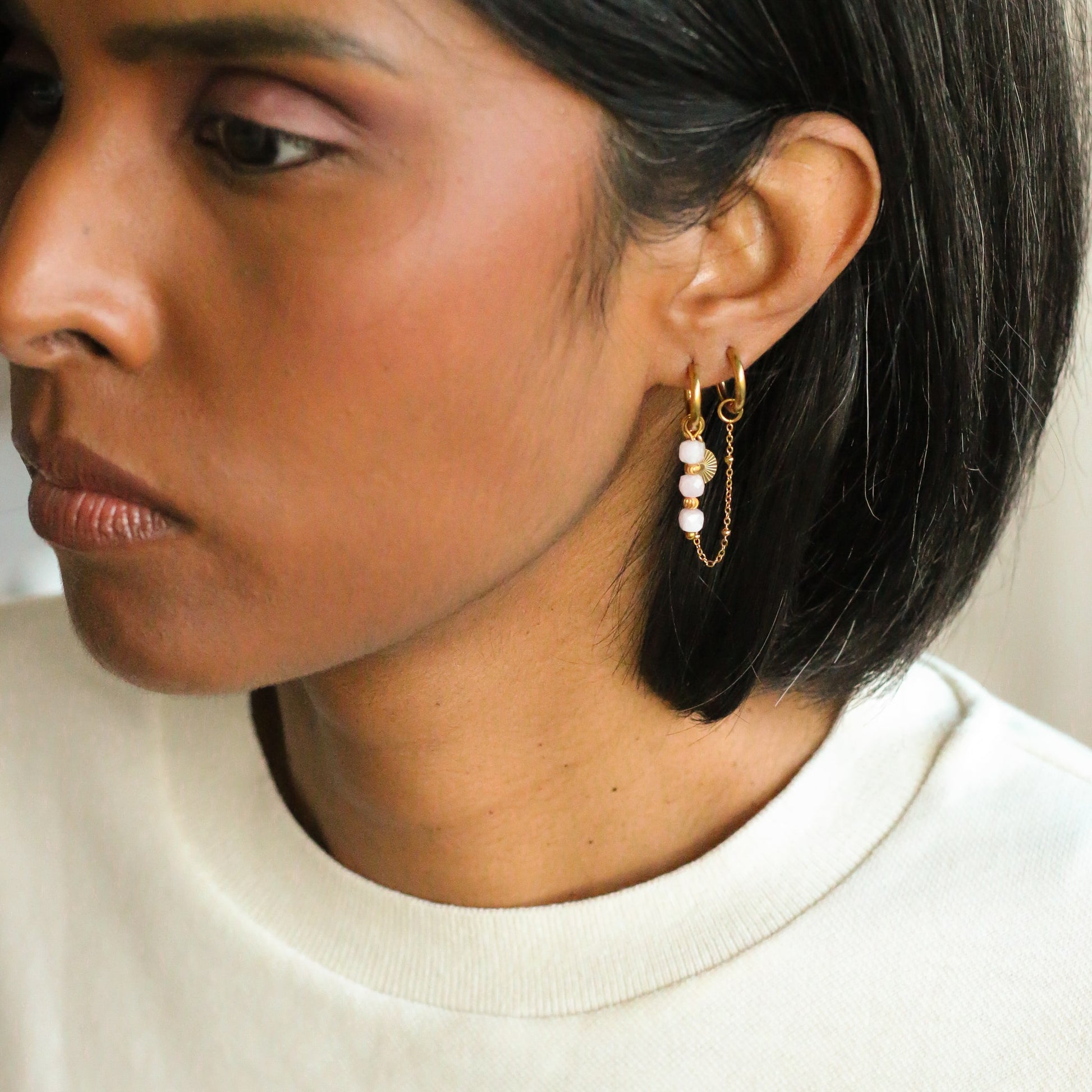 le cadeau idéal pour elle duo de boucles dorée et perles de Kunzite