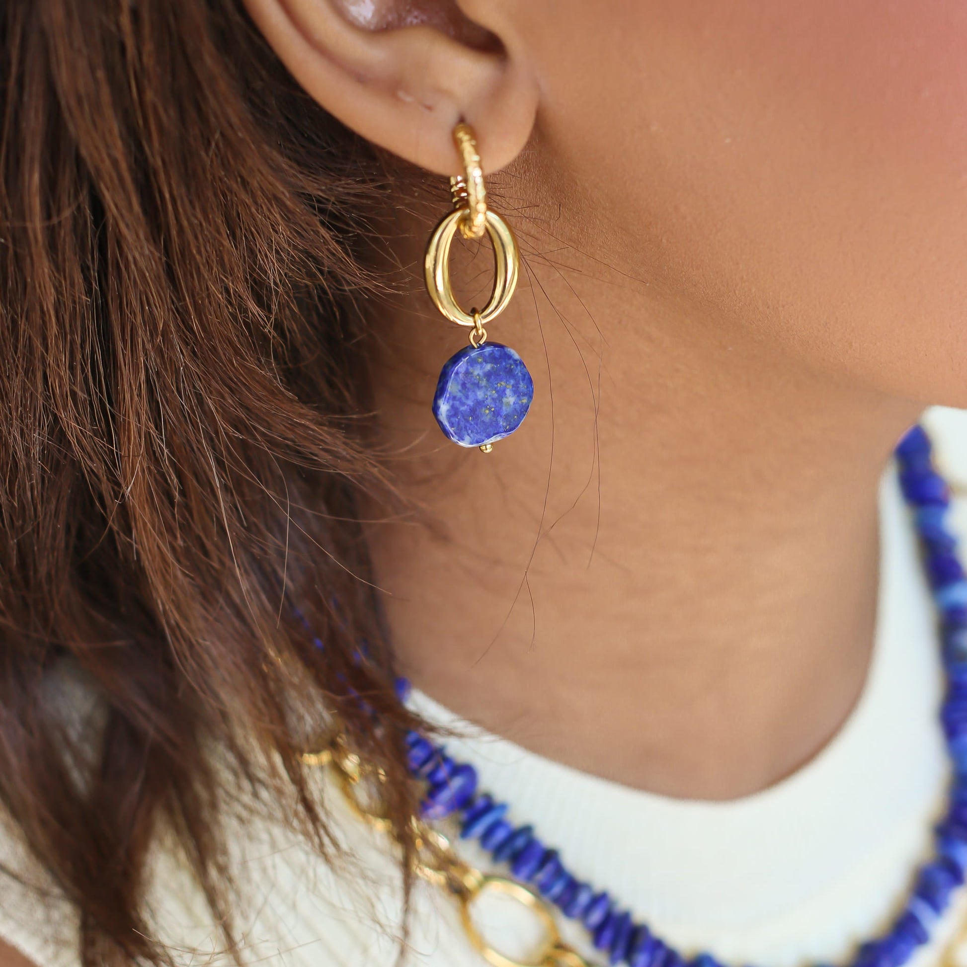 Boucles anneaux Lapis Lazuli, gros plan sur la pierre, bijou femme pierres naturelles Mahny.