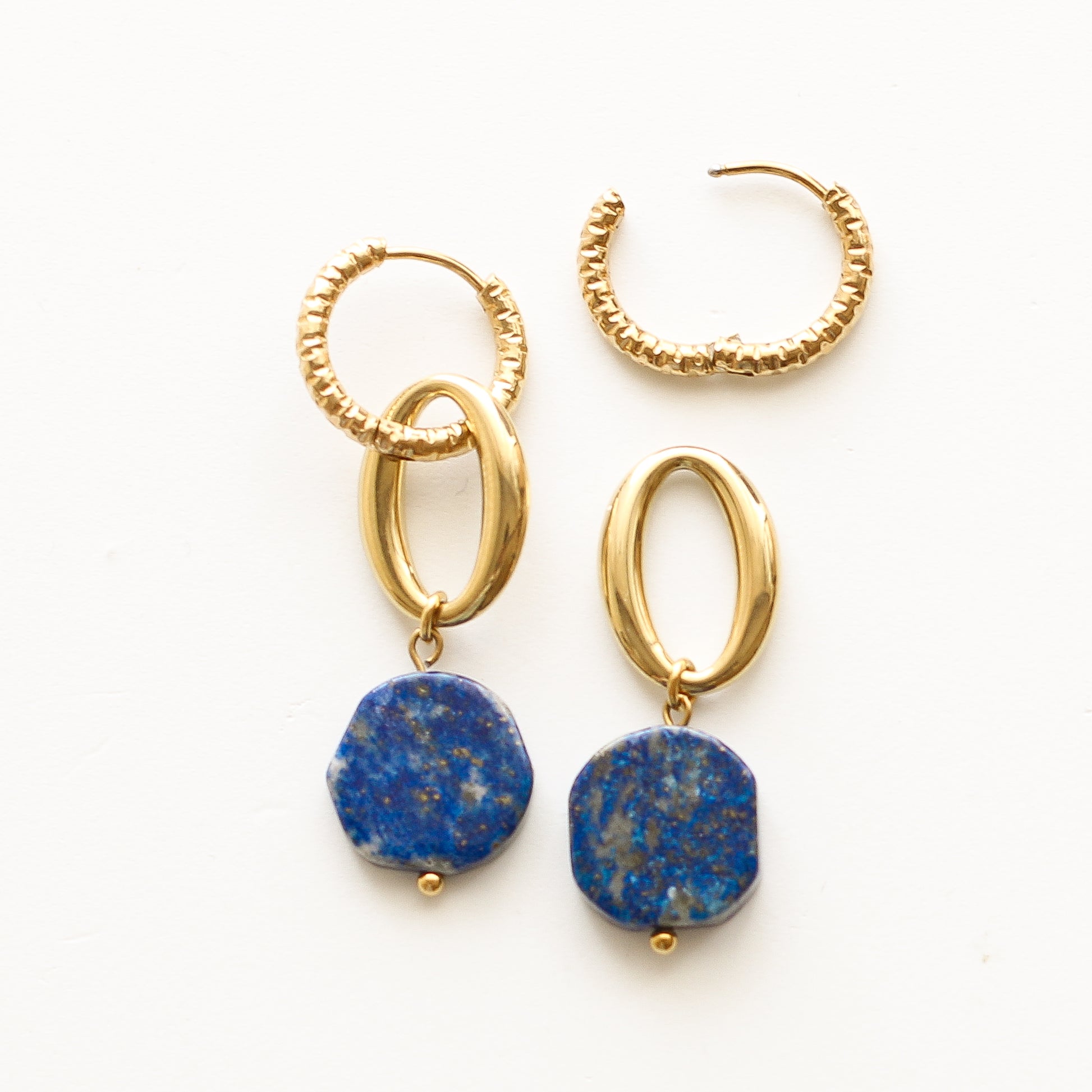 Boucles anneaux Lapis Lazuli, détail du fermoir signé Mahny, pierre véritable, fait main à Paris.