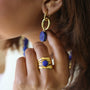 Boucles anneaux Lapis Lazuli, vue à plat, Mahny pierres assemblées main, Paris.