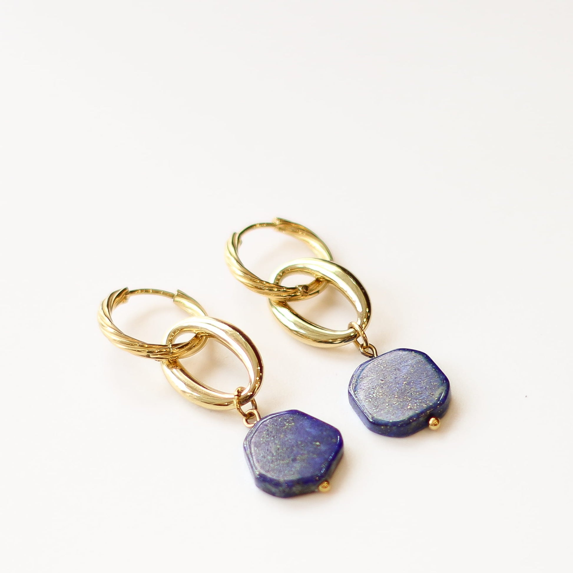 Boucles anneaux Lapis Lazuli, détail des pierres, bijoux pierres semi-précieuses.