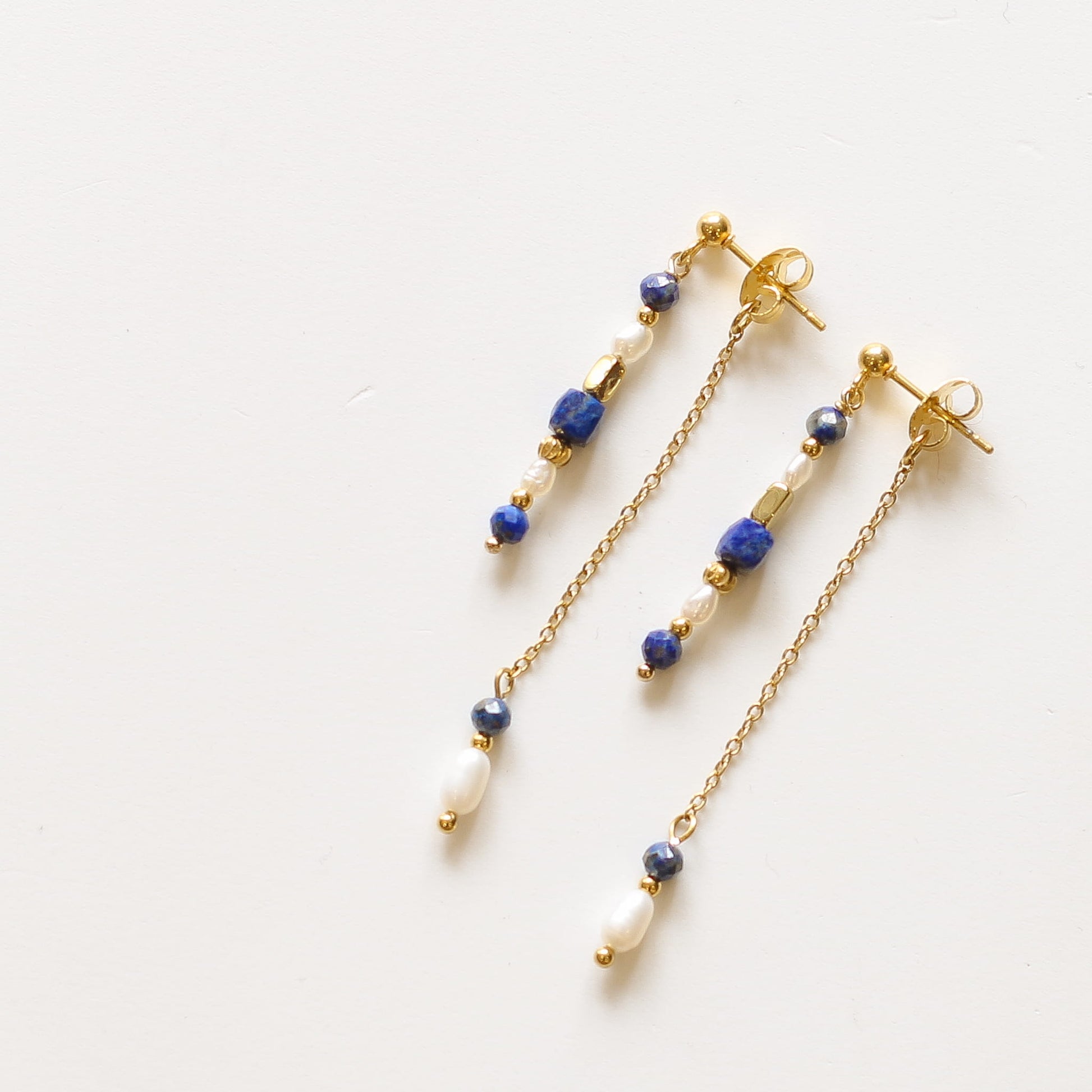 Boucles Lapis Lazuli Moonlight, détail des pierres, pierre véritable, signé Mahny.