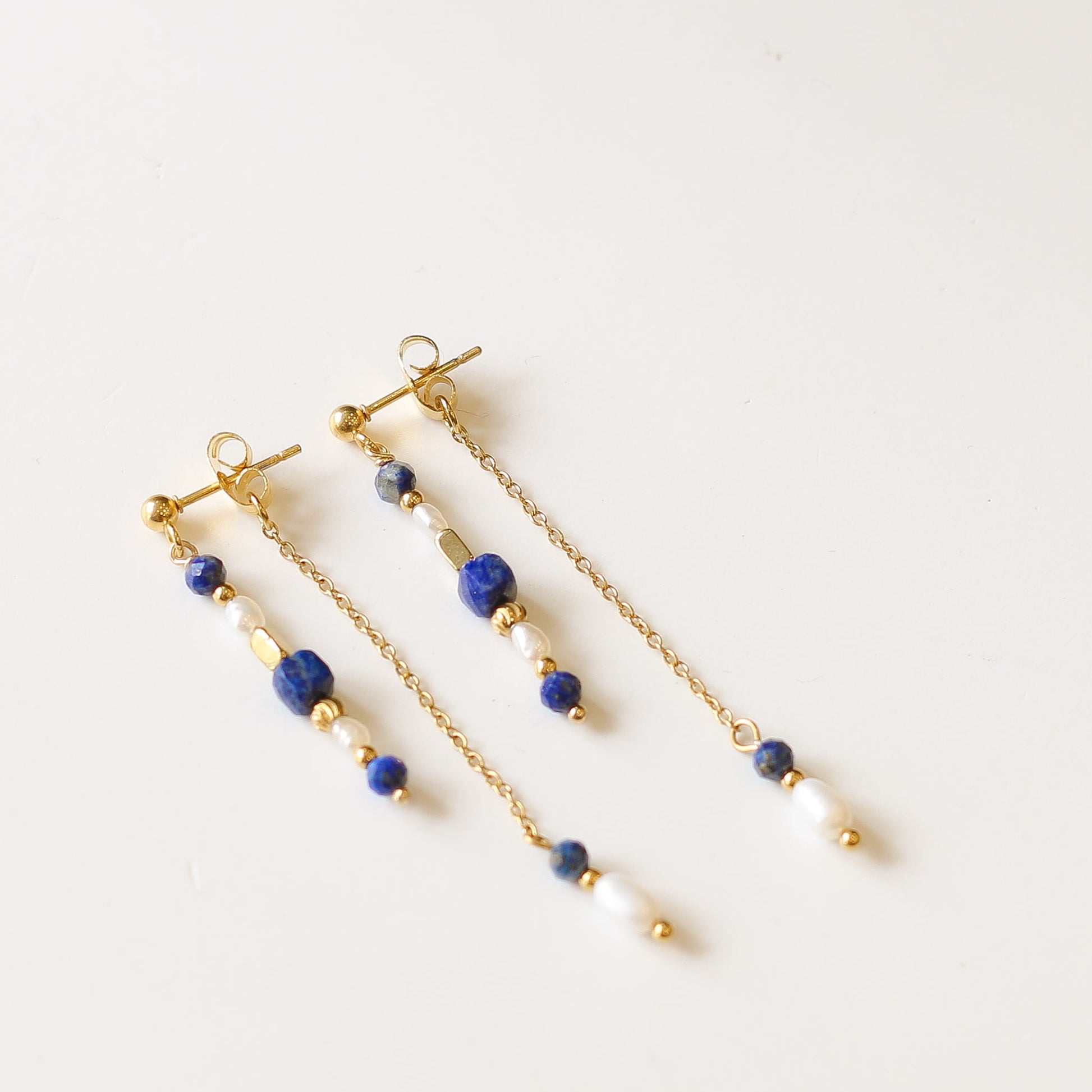 Boucles Lapis Lazuli Moonlight, gros plan sur la pierre, Mahny bijoux pierres naturelles.
