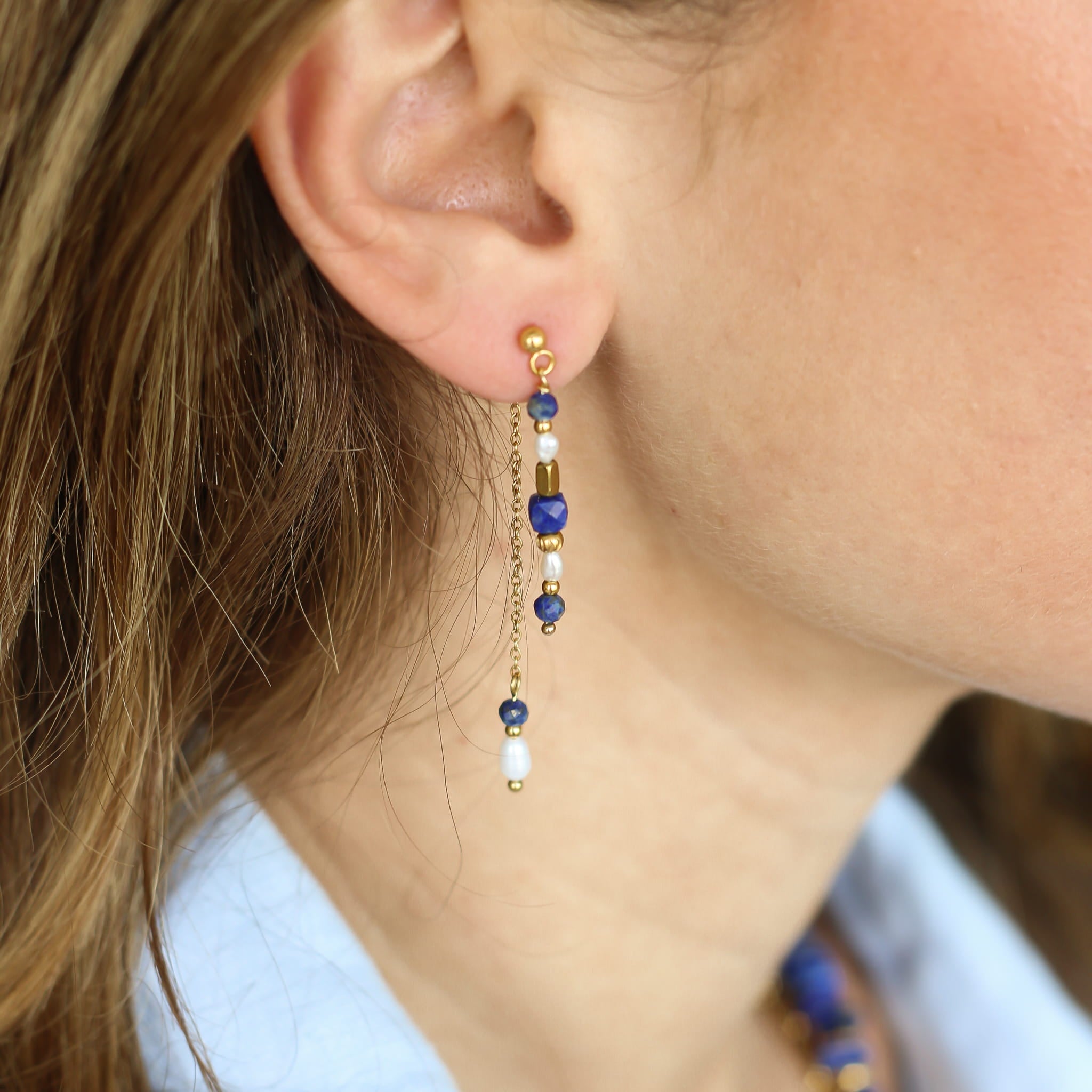 Boucles Lapis Lazuli Moonlight, vue rapprochée, Mahny pierres assemblées main, Paris.