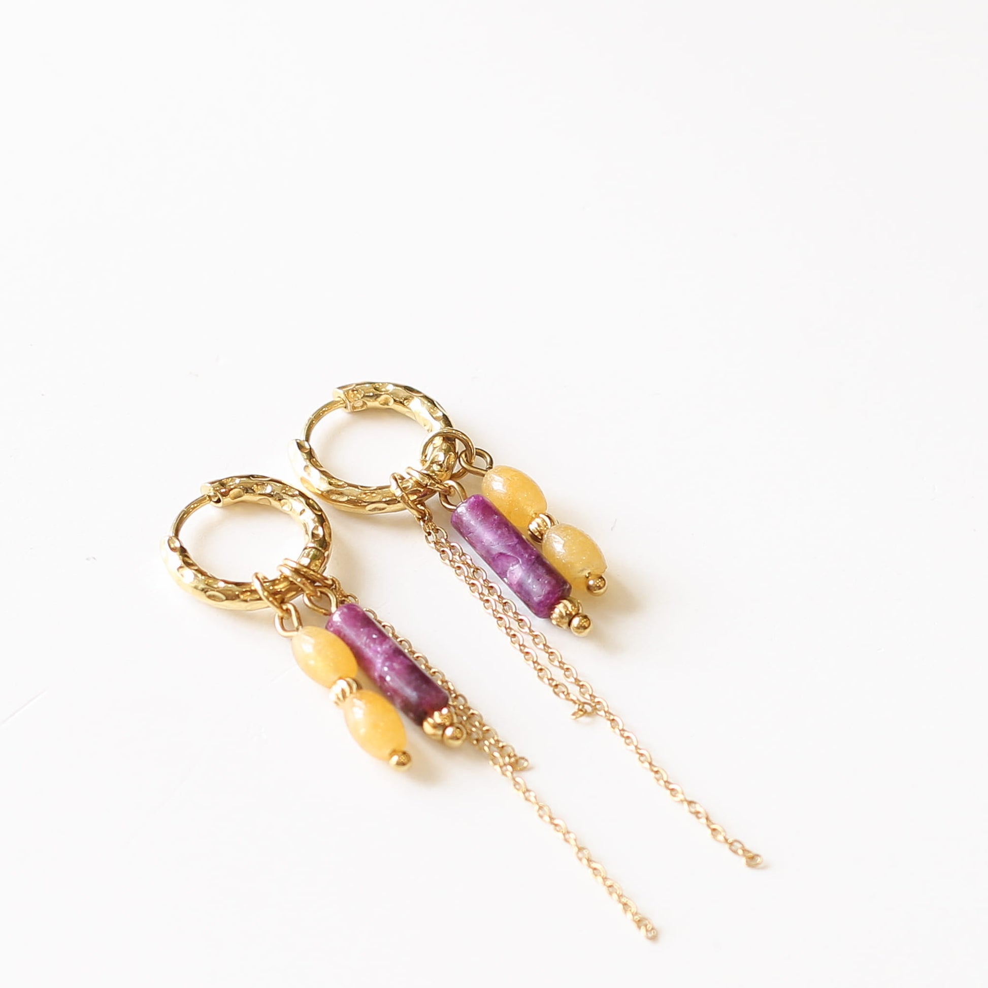Boucles anneaux Lépidolite et Aventurine jaune, détail des pierres, création Mahny bijoux pierres semi-précieuses.