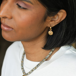 boucles d'oreilles en acier doré montées à la main