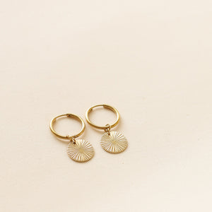 boucles d'oreilles fines avec médaillon doré 