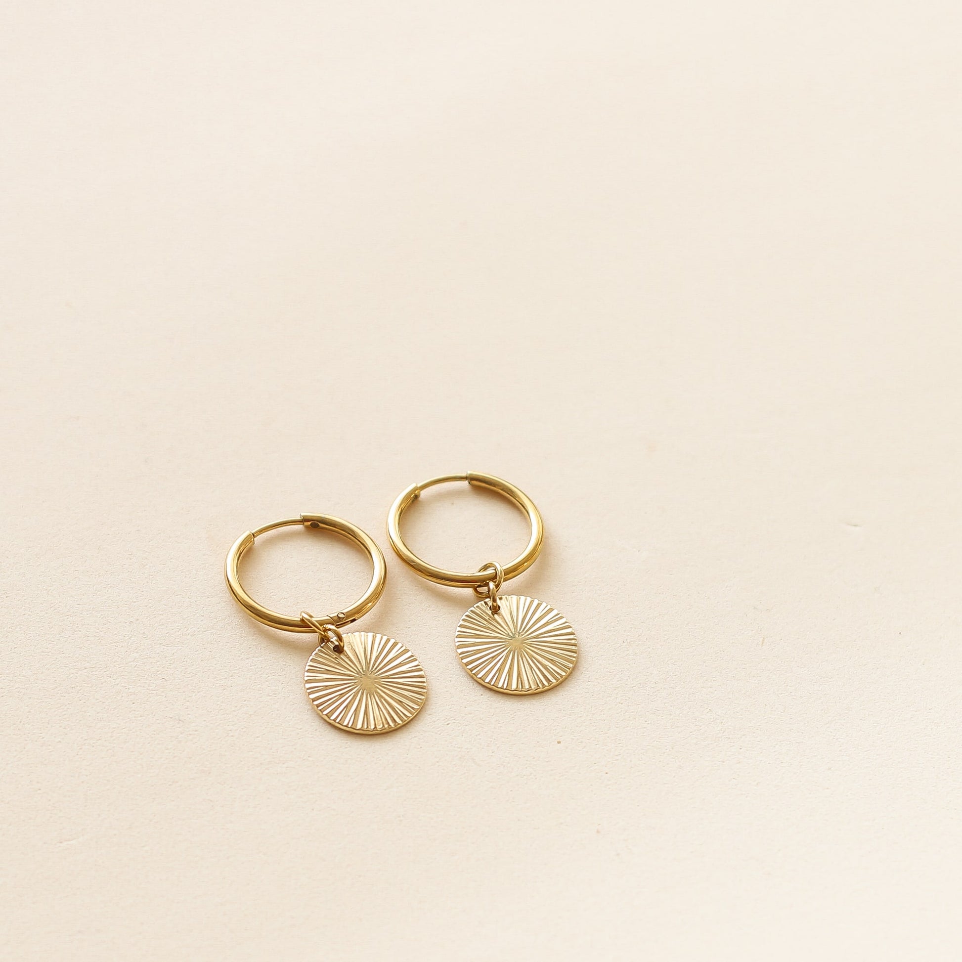 boucles d'oreilles fines avec médaillon doré 