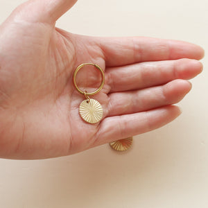 le cadeau de fête des mères des boucles à médaillon strié