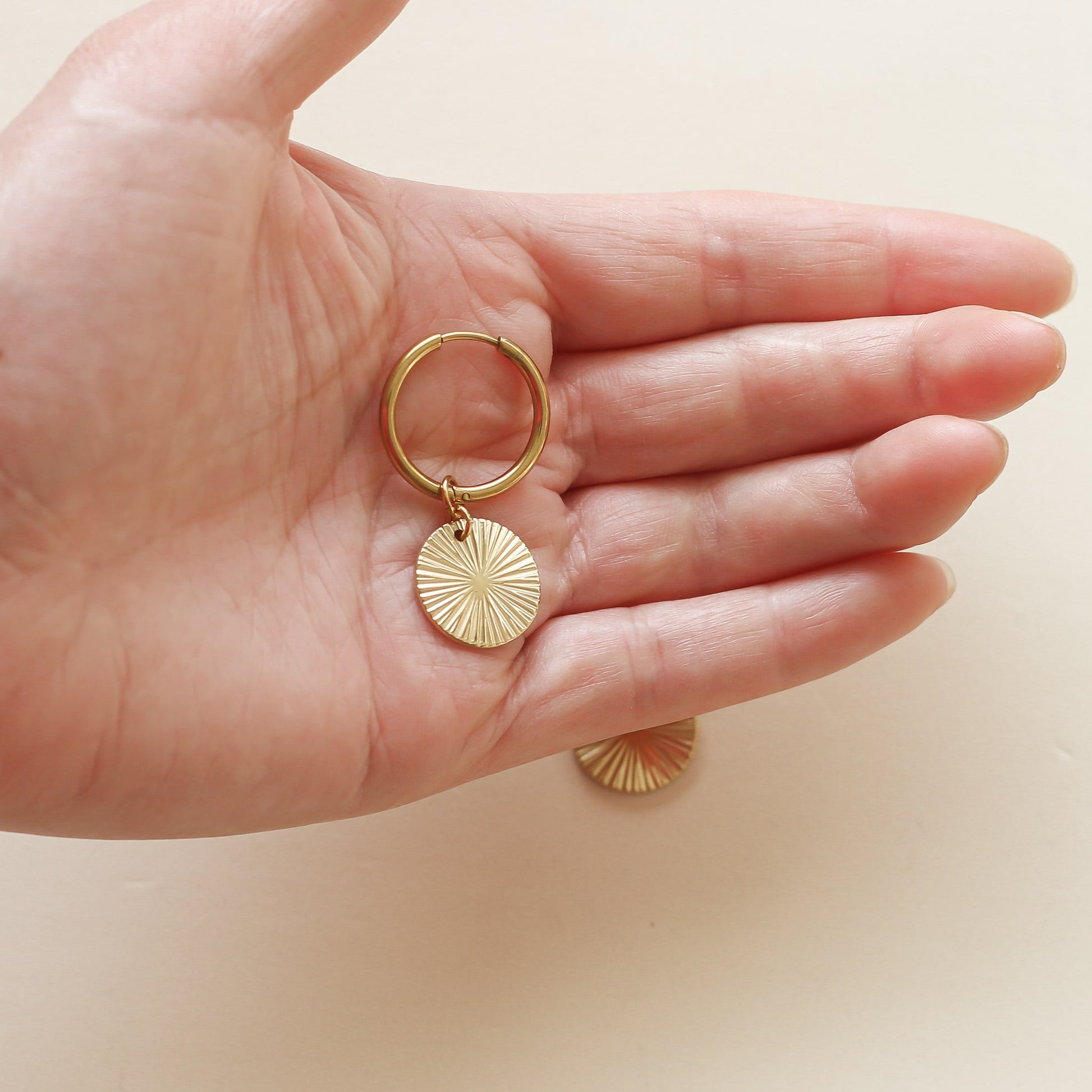 le cadeau de fête des mères des boucles à médaillon strié