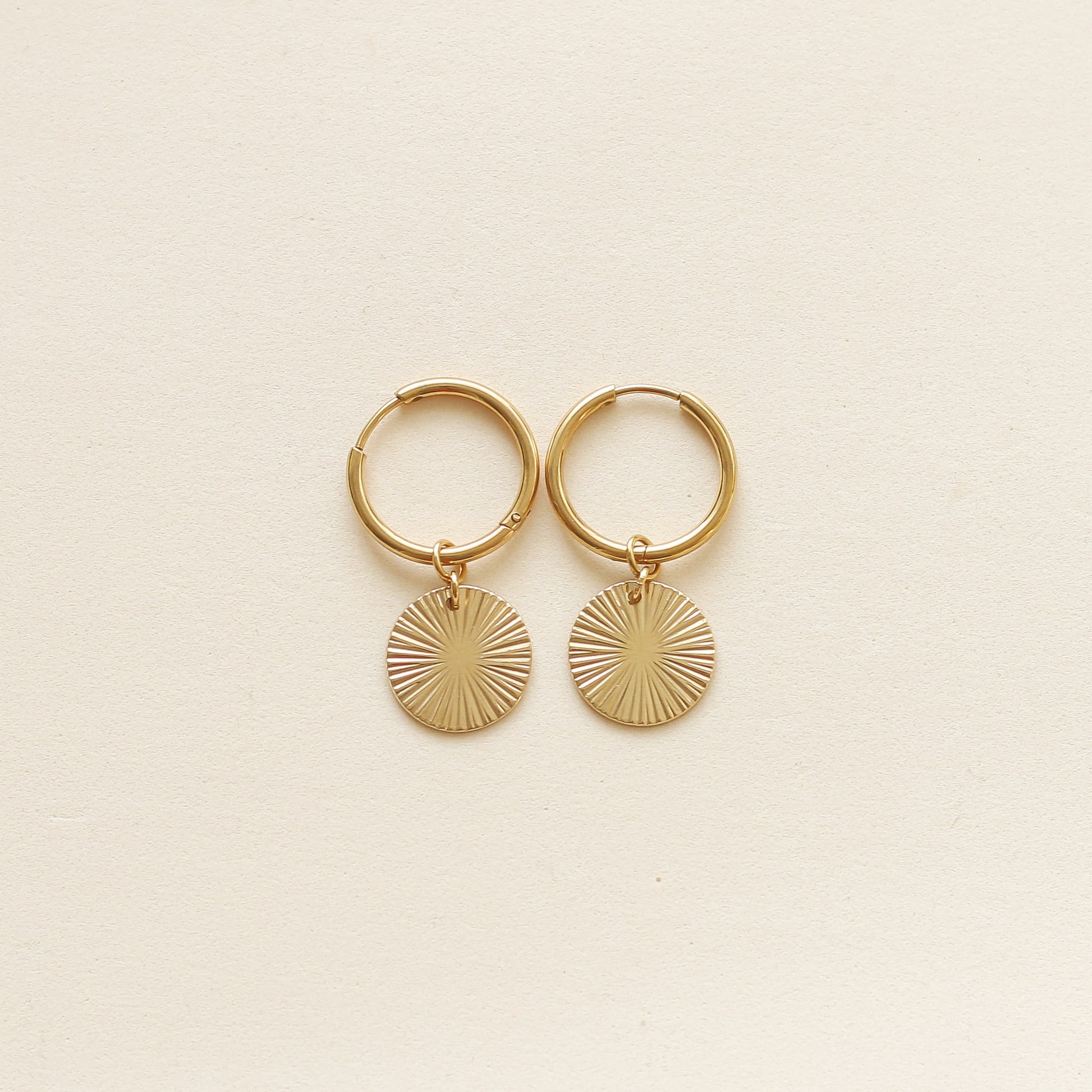 Anneaux fin avec Médaillon strié en acier inoxydable