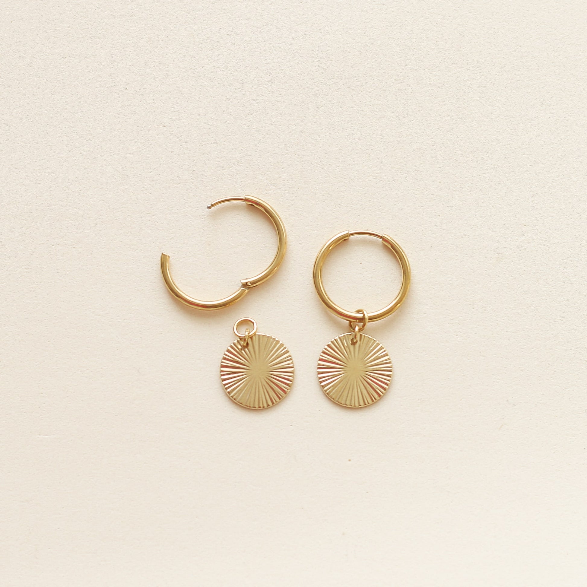 créoles dorées avec médaillon assemblées à la main