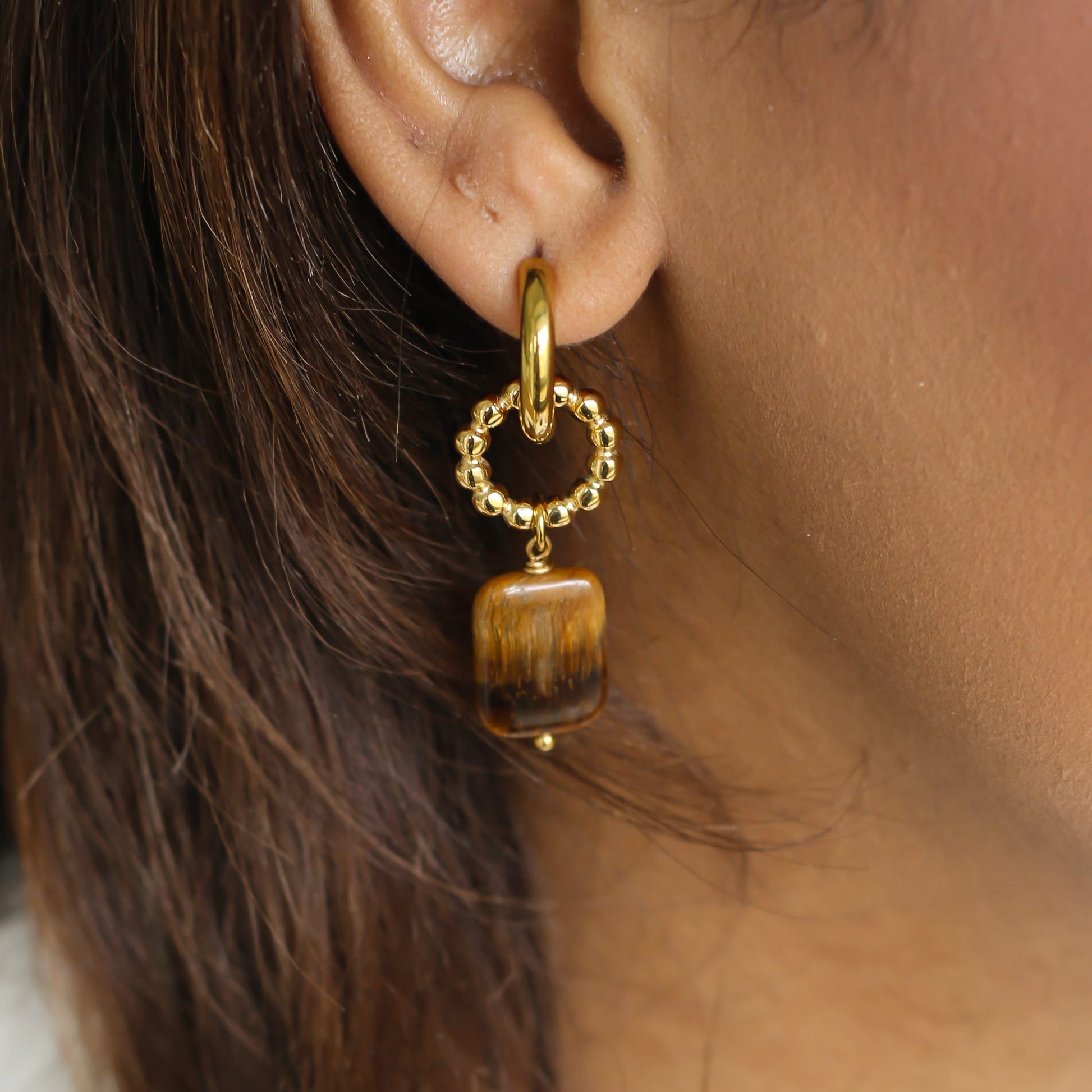 Boucles anneaux Œil de tigre, vue rapprochée, Mahny bijoux pierres naturelles.