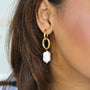 Boucles anneaux Nacre pendante, gros plan sur la pierre, Mahny bijoux pierres naturelles.
