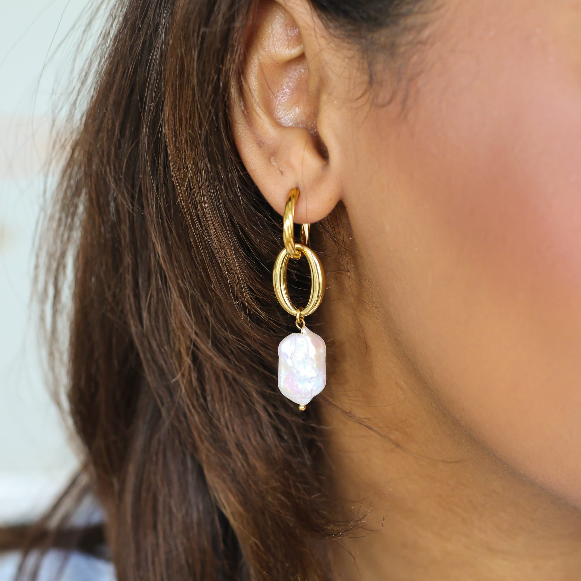 Boucles anneaux Nacre pendante, gros plan sur la pierre, Mahny bijoux pierres naturelles.