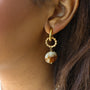 Boucles anneaux Préhnite, vue rapprochée, Mahny pierres assemblées main, Paris.