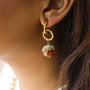 Boucles anneaux Préhnite, détail de la chaîne dorée, Mahny pierres assemblées main, Paris.