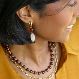 boucles d'oreilles pendantes en pierres naturelles roses et orangées sur créoles dorées