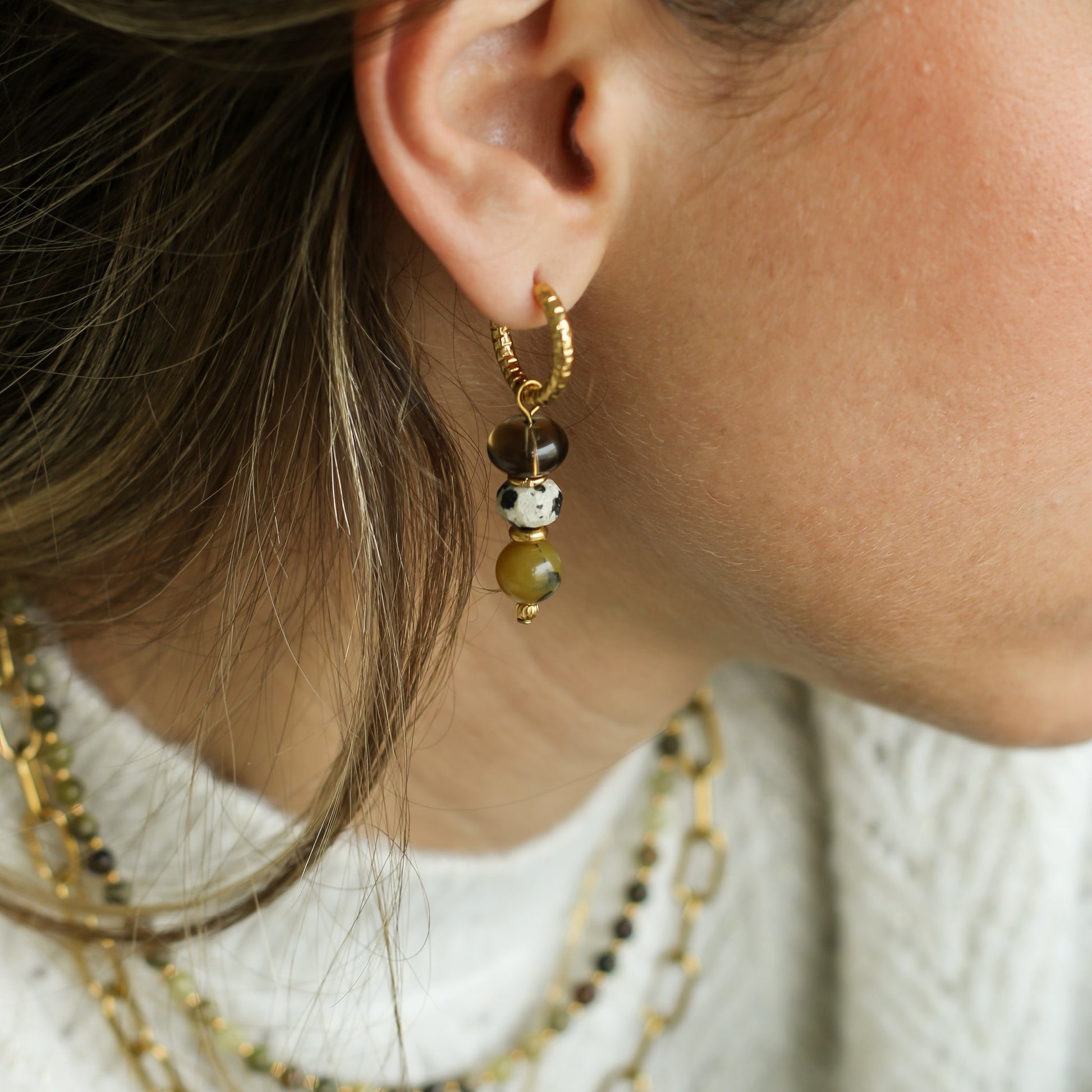 Anneaux en  Quartz fumé Jaspe Dalmatien et Opale verte sur créoles dorées