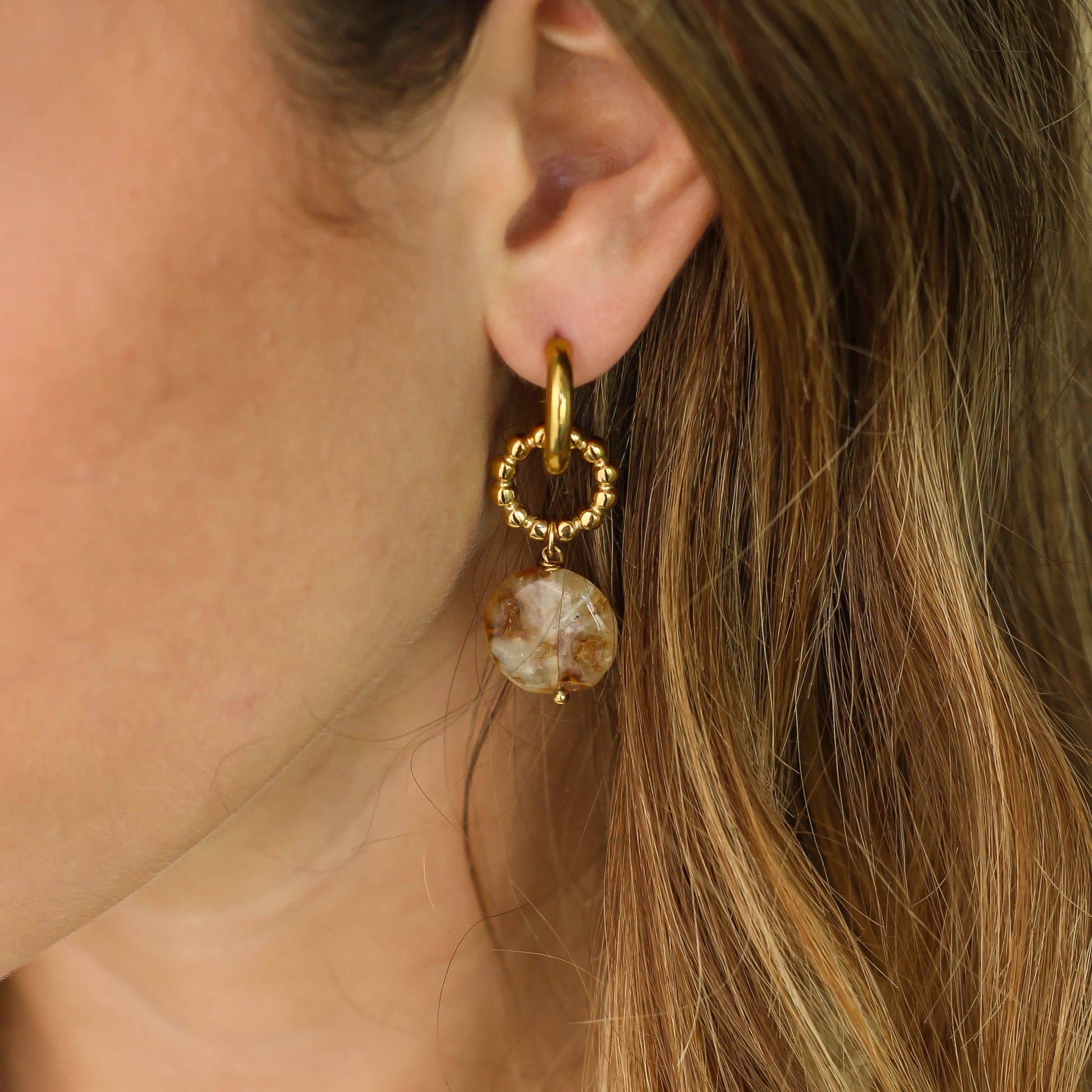 Boucles anneaux Préhnite, gros plan sur la pierre, Mahny bijoux pierres naturelles.