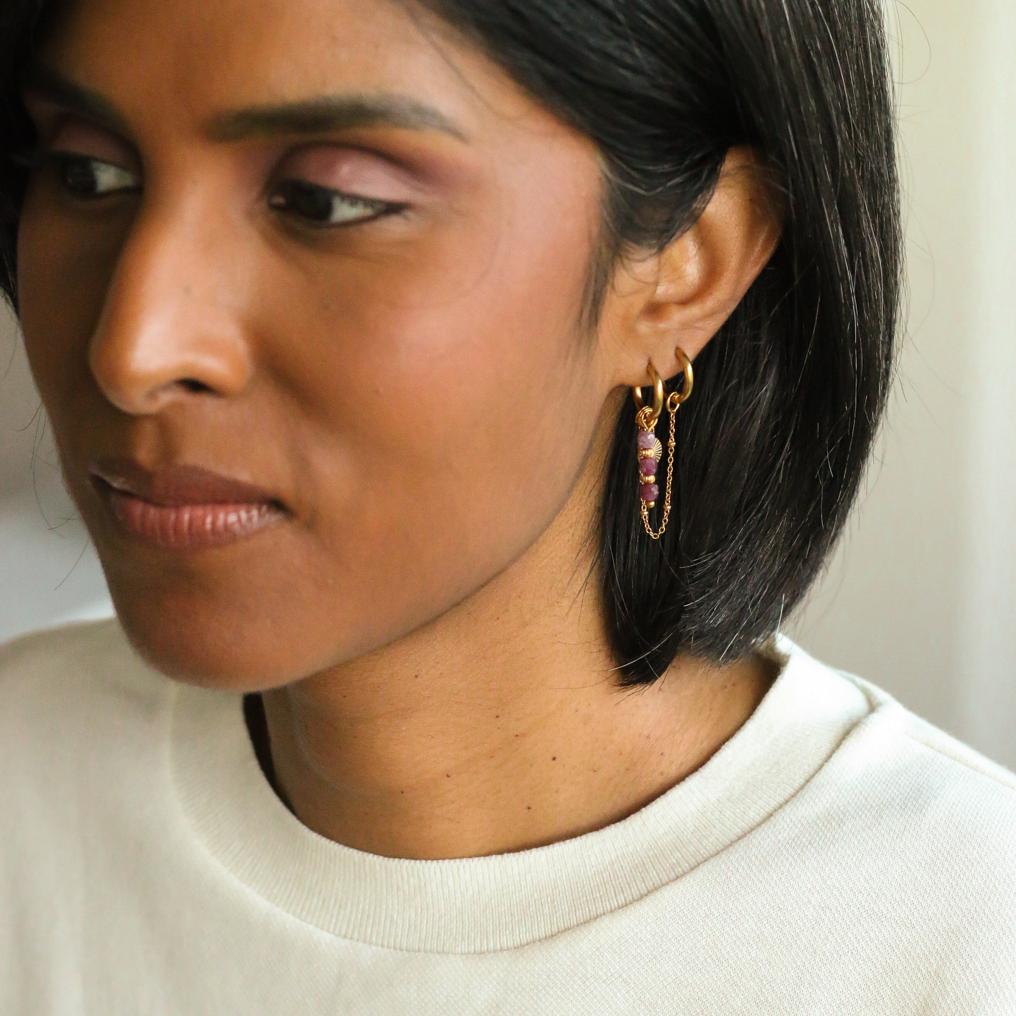 duo de boucles dorées assemblées à la main avec des Rubis